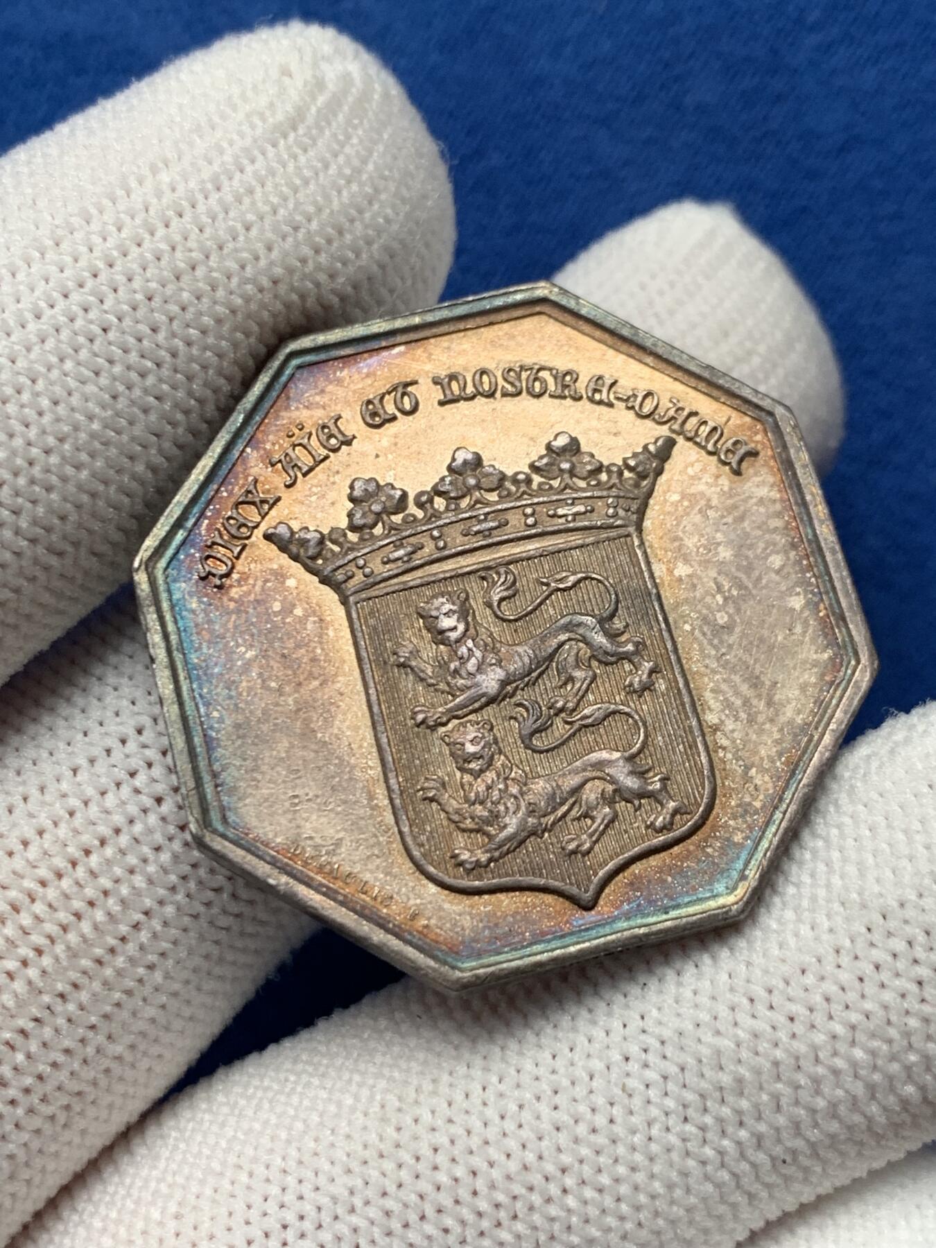 《竞宝斋》第281场- 周日，周一 ，周二3场连拍 （全场包邮） 法国1840八角银质代币 蜜蜂边铭 33.5mm 18.86g