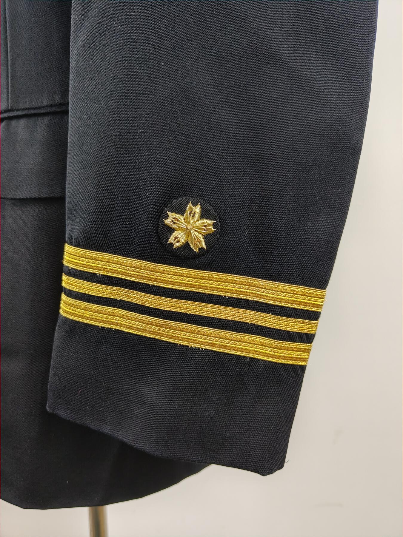全场0元起拍 第166期 咸鱼国勋章拍卖专场 6月19日（周三）下午6：00开始 稀少大码 日本海自干部常服上衣+ 三佐阶级 胸围106 肩宽46 衣长81 袖长64