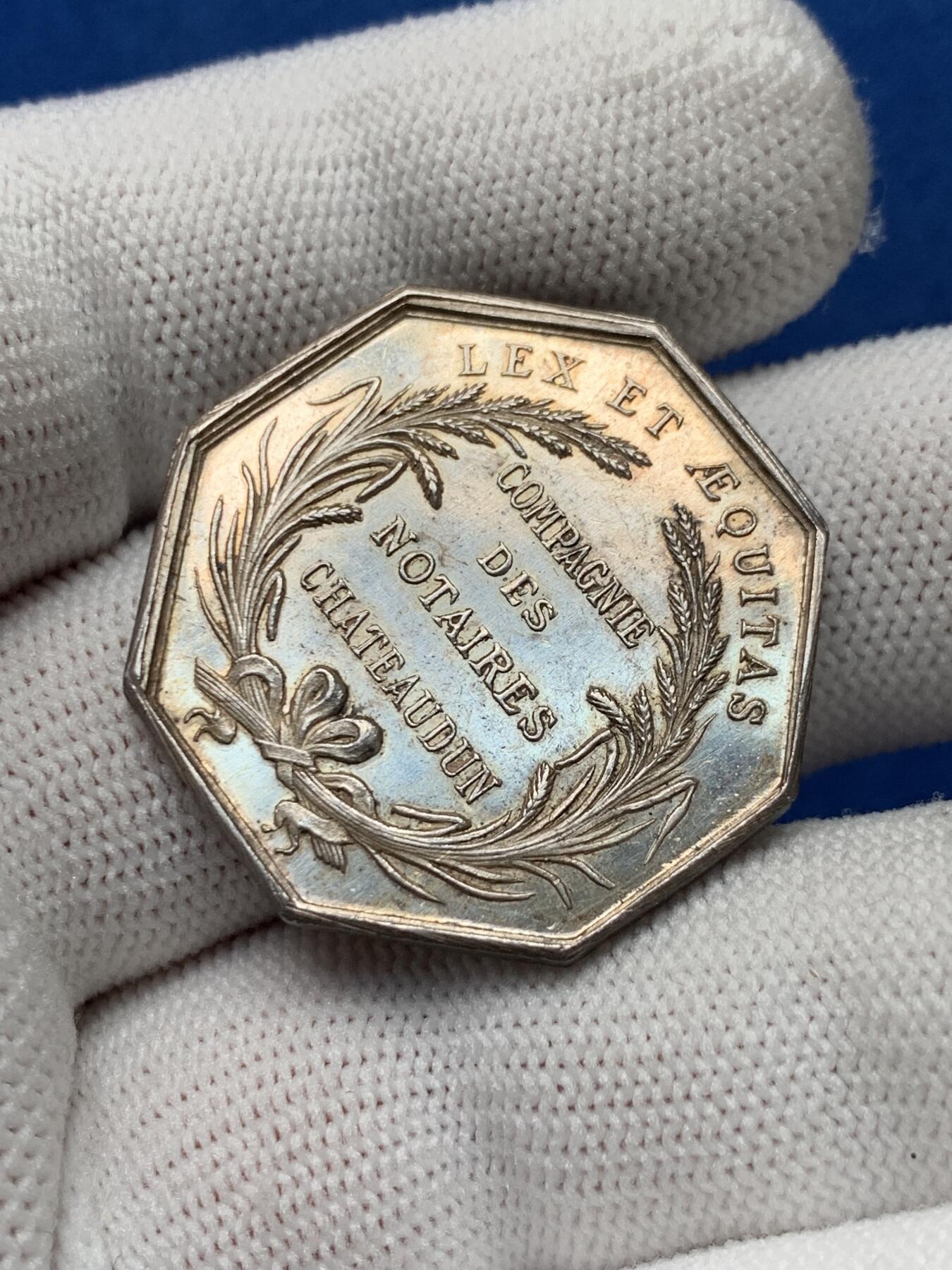 《竞宝斋》第281场- 周日，周一 ，周二3场连拍 （全场包邮） 法国 公证人 八角银质代币 12.35g 30.3mm 丰饶角银标