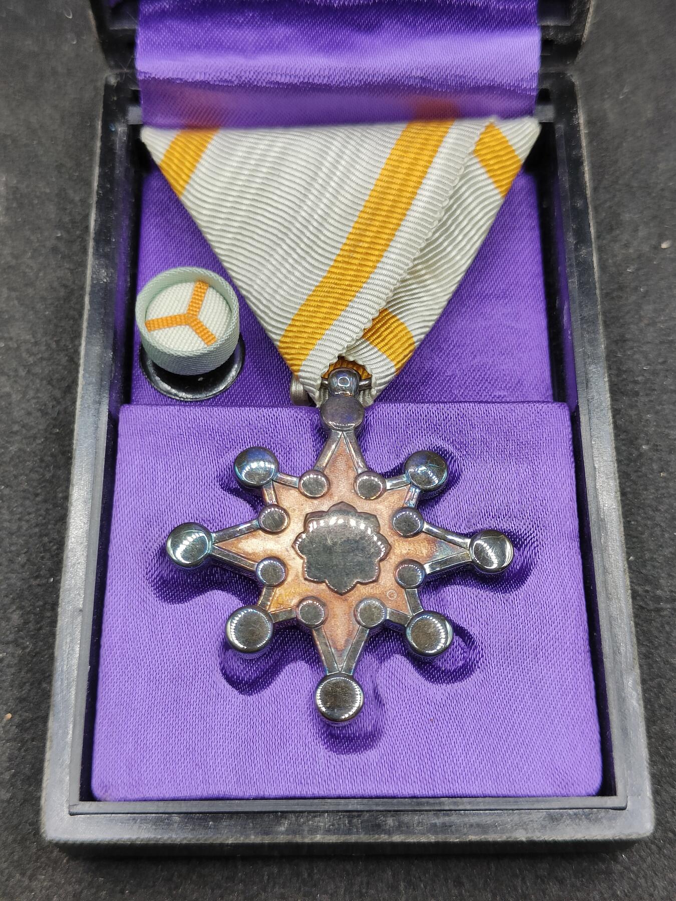 全场0元起拍 第166期 咸鱼国勋章拍卖专场 6月19日（周三）下午6：00开始 日本战后八等瑞宝章银制带盒略