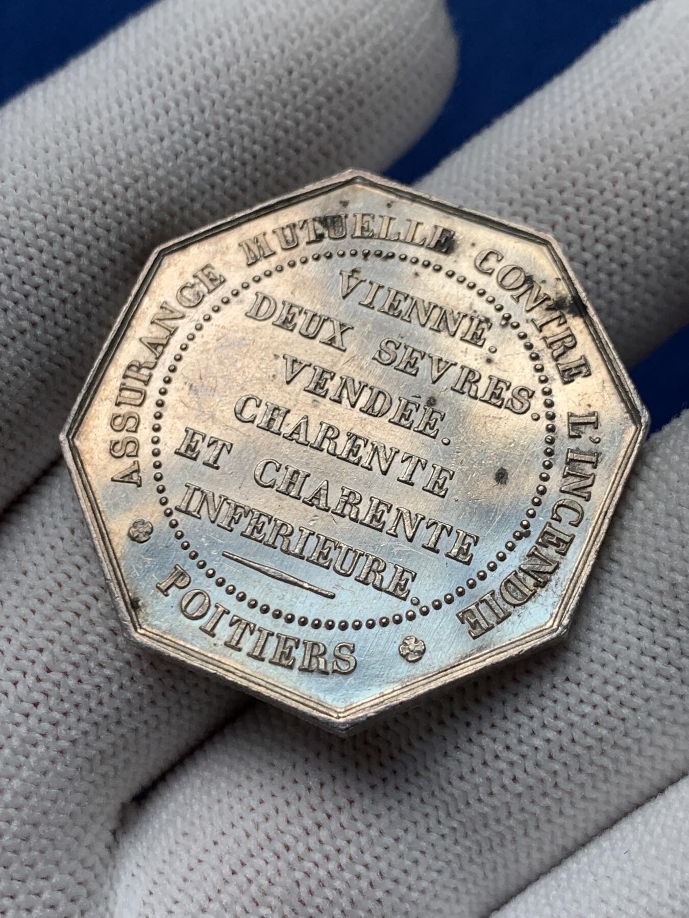 《竞宝斋》第281场- 周日，周一 ，周二3场连拍 （全场包邮） 法国19世纪里昂公证处八角银质代币 18.96g 34.9mm 蜜蜂边铭 