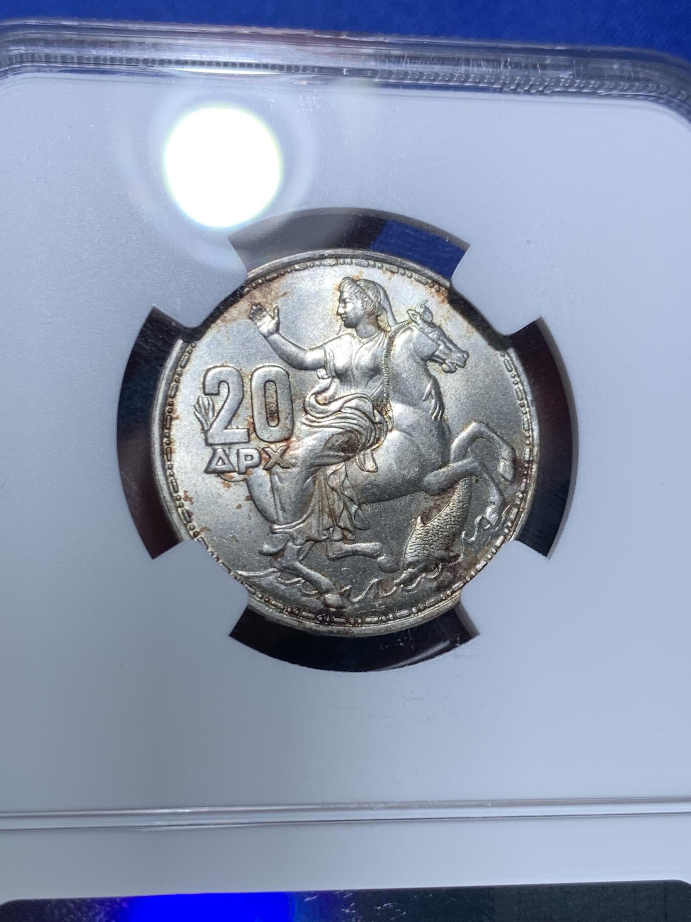 《竞宝斋》第279场- 周日，周一 ，周二3场连拍 （全场包邮） NGC MS64 希腊 1960年 月亮女神 20德拉克马银币 经典设计，好品难寻，币面点缀酱色包浆。稀奇上一个成交价为335元。