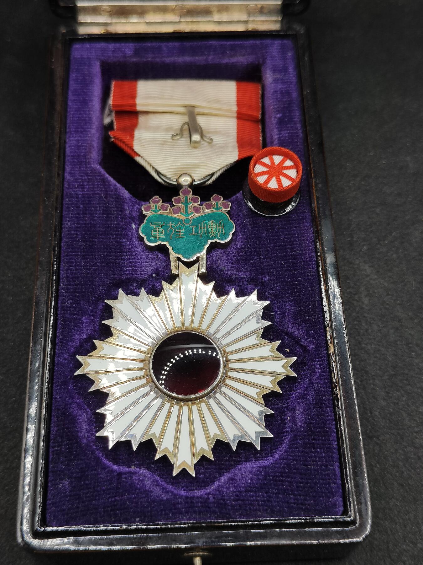 全场0元起拍 第166期 咸鱼国勋章拍卖专场 6月19日（周三）下午6：00开始 日本明治时期 五等旭日章银制带盒略+