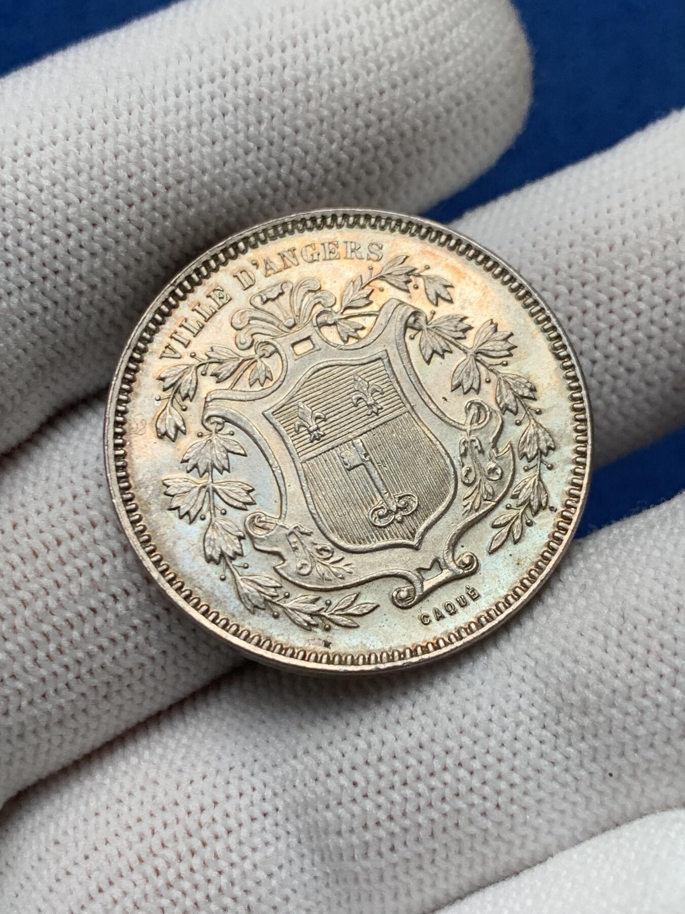 《竞宝斋》第281场- 周日，周一 ，周二3场连拍 （全场包邮） 法国储蓄银行 共济会大眼睛 银质圆形代币12.2g 30.4mm 丰饶角银标 MS品质 淡彩包浆 细节很好蜜蜂栩栩如生  