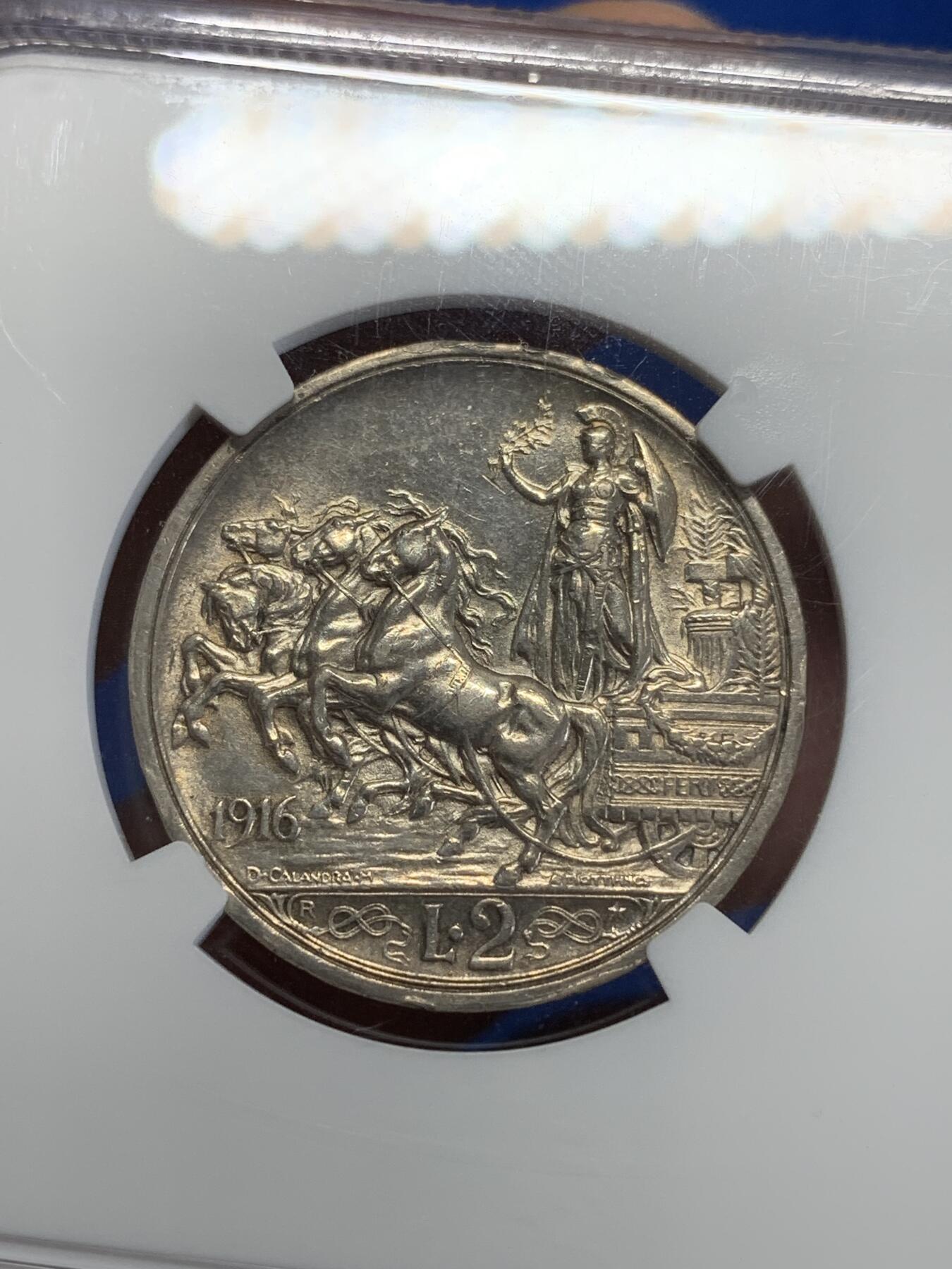 《竞宝斋》第279场- 周日，周一 ，周二3场连拍 （全场包邮） NGC AU53 意大利1916年2里拉银币 该枚银币正面是意大利国王维克托伊曼纽尔三世，背面是经典四架马车，意大利除了打仗不行，艺术造诣极高，本币雕刻师L.G.george正是大名鼎鼎宣三大清银币的雕刻师。本币上海ngc有低评嫌疑，深打有转光，特别是背面，高点俱佳，女神胸甲/盾纹清晰可见。5里拉价格已经破万，最近大热品种，低价可拥有，性价比高。