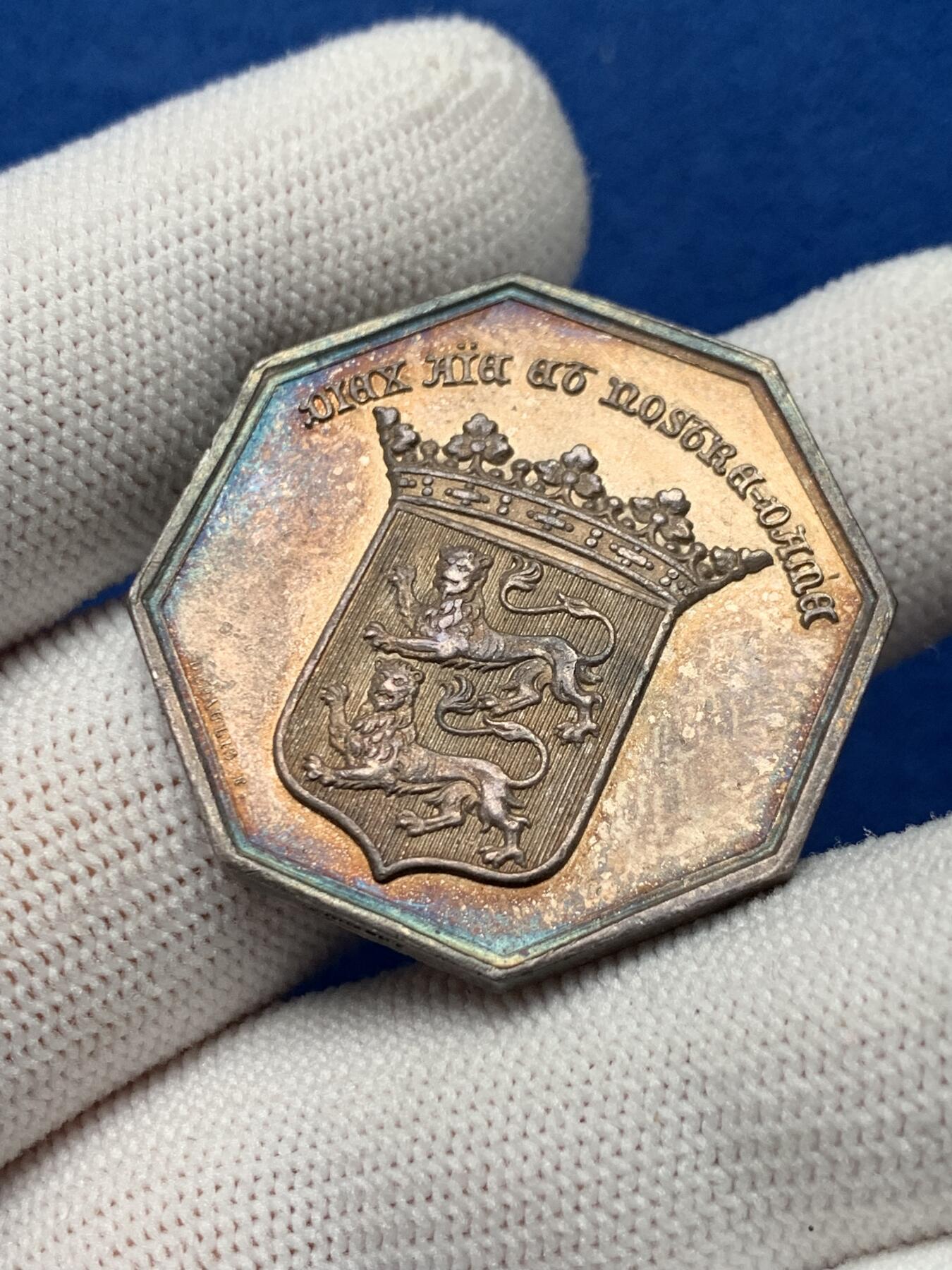 《竞宝斋》第281场- 周日，周一 ，周二3场连拍 （全场包邮） 法国1840八角银质代币 蜜蜂边铭 33.5mm 18.86g