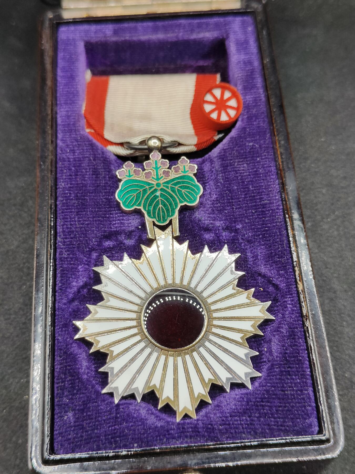 全场0元起拍 第166期 咸鱼国勋章拍卖专场 6月19日（周三）下午6：00开始 日本明治时期 五等旭日章银制带盒略+