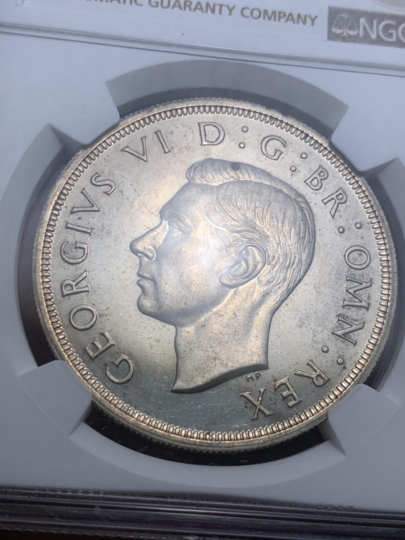 《竞宝斋》第279场- 周日，周一 ，周二3场连拍 （全场包邮） NGC PF64 英国 1937年1克朗精制大银币 英系收藏必备品种 老精制克朗的洼地 英系绕不开的品种 该枚钱币底板状态很好，绝无清洗痕迹，光度绝佳，镜面感十足。原味包浆，味道好，正面国王乔治六世陛下细节完全保留，发丝皆清晰，高点完全，背面英国国徽刻画十分细致。精制版本发行量比普制版本少的多得多，仅26000枚。精致克朗币面状态好的很少，高分更少，64分价格中肯，稳定上涨，适合珍藏。