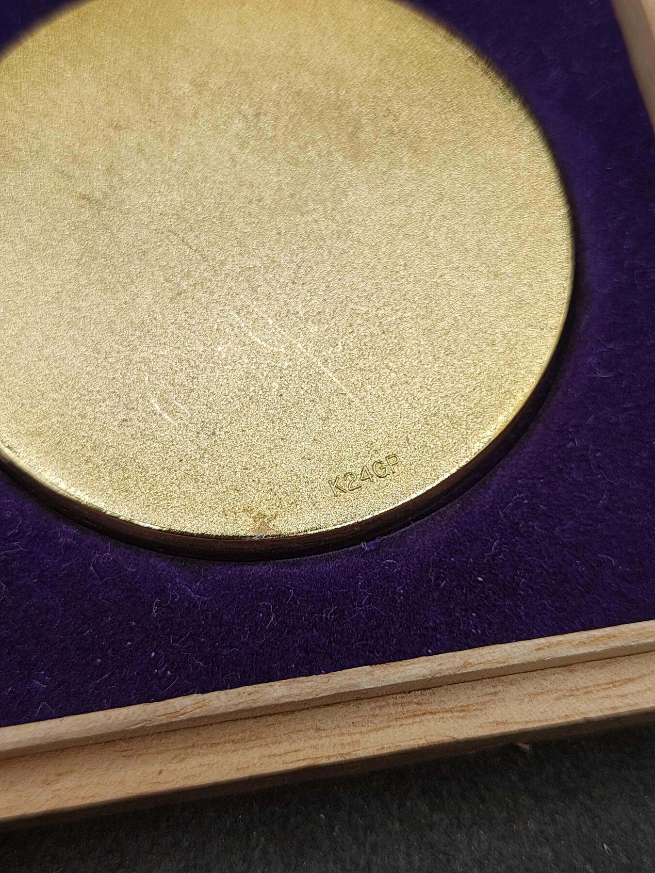 全场0元起拍 第166期 咸鱼国勋章拍卖专场 6月19日（周三）下午6：00开始 日本冲绳海洋博览会纪念文镇 24k镀金