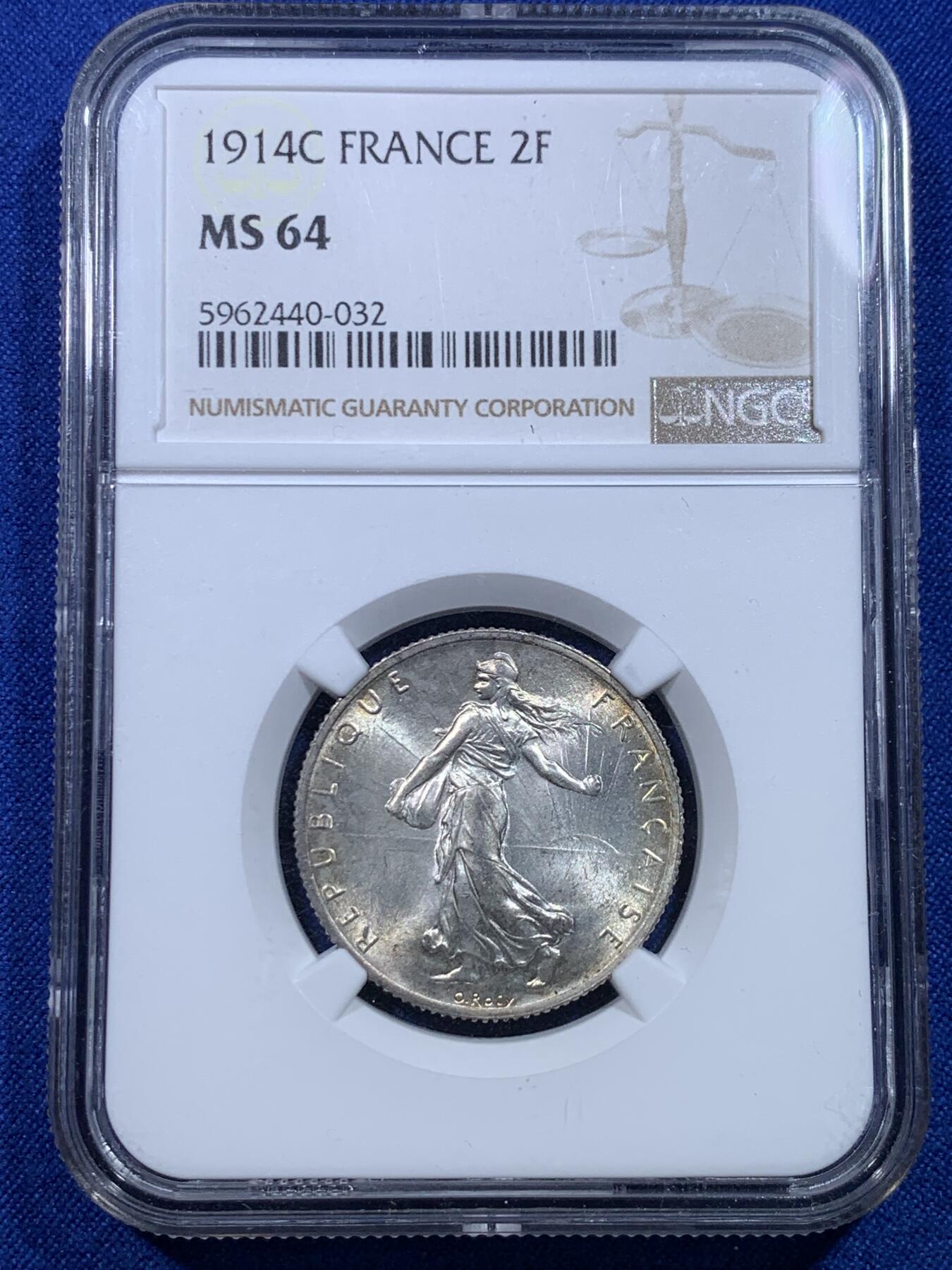 《竞宝斋》第279场- 周日，周一 ，周二3场连拍 （全场包邮） NGC MS64 法国1914年法国播种女神2法郎银币 少见c厂版，金包浆十分舒服的丝绸底板。高分少见。