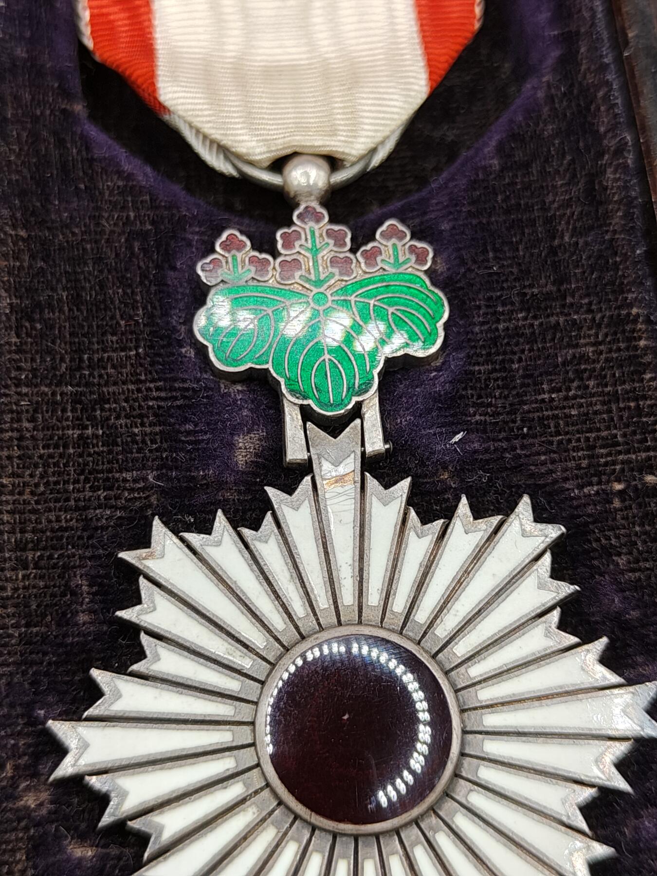 全场0元起拍 第166期 咸鱼国勋章拍卖专场 6月19日（周三）下午6：00开始 日本明治时期 六等旭日章银制带盒