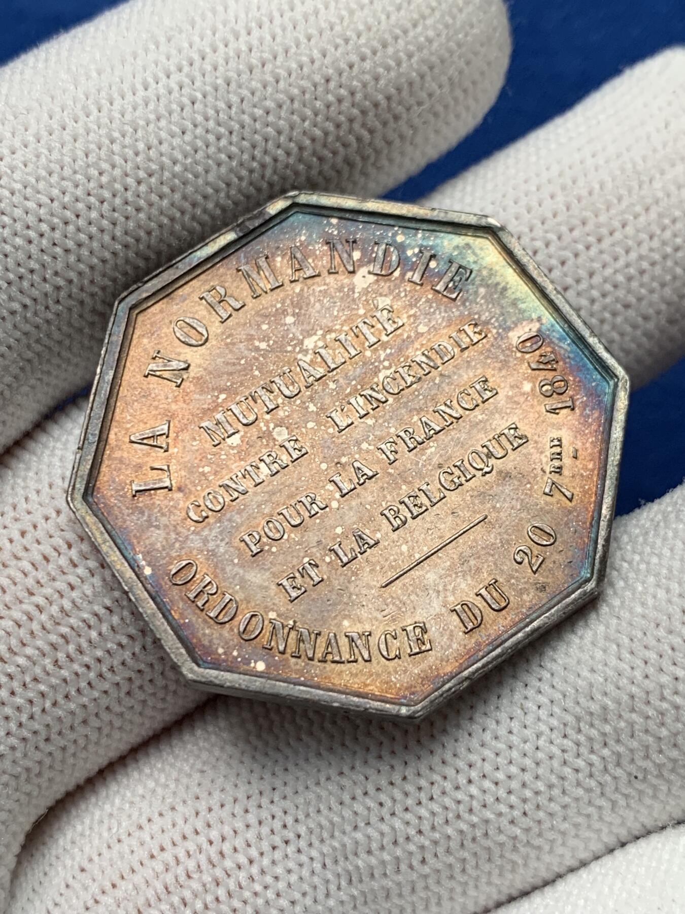 《竞宝斋》第281场- 周日，周一 ，周二3场连拍 （全场包邮） 法国1840八角银质代币 蜜蜂边铭 33.5mm 18.86g