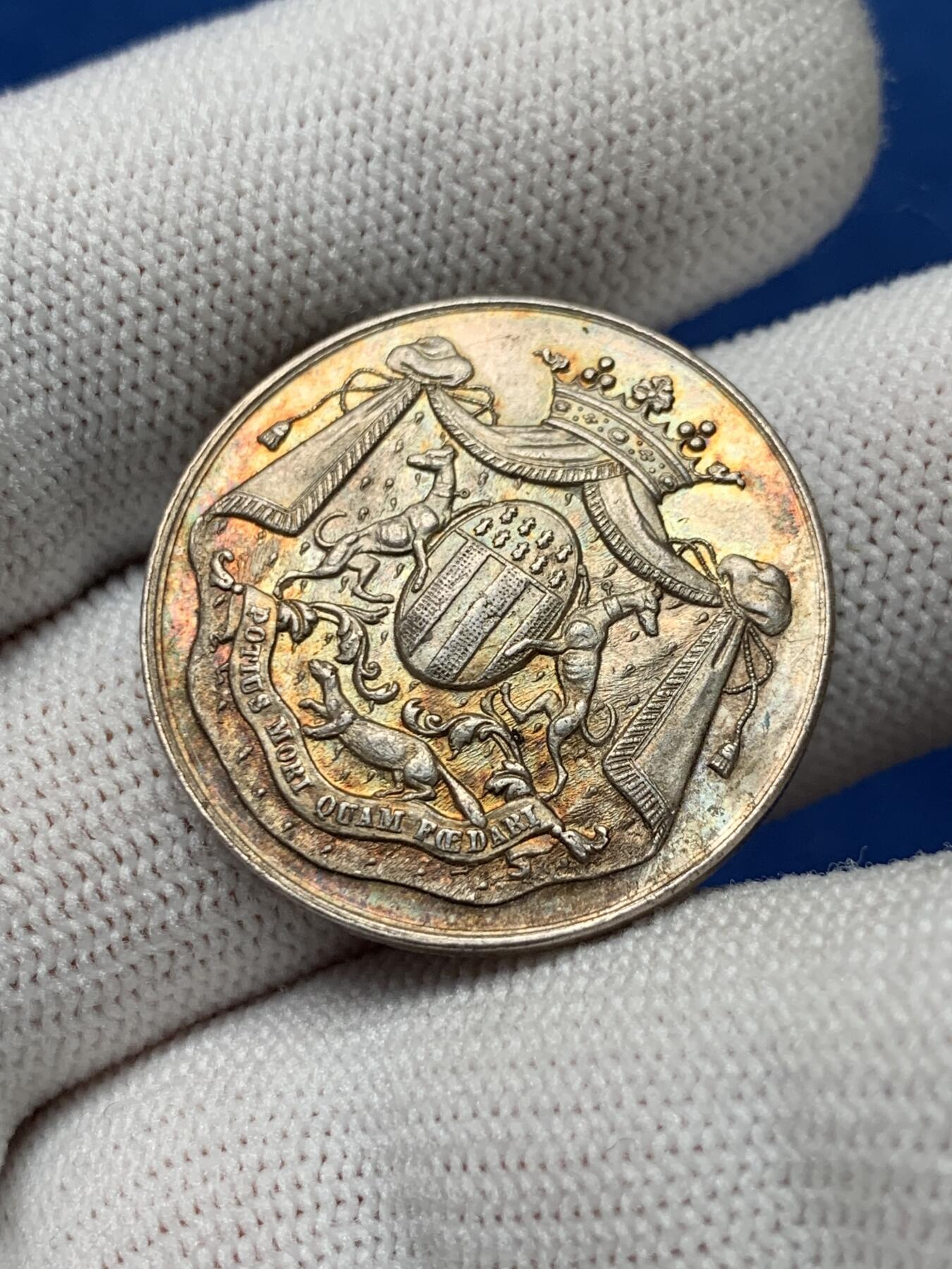 《竞宝斋》第281场- 周日，周一 ，周二3场连拍 （全场包邮） 法国1890-1900年雷恩储蓄银行圆形银质代币 27.8mm 9.9克  丰饶角边铭+银标 五彩包浆 工艺精美 