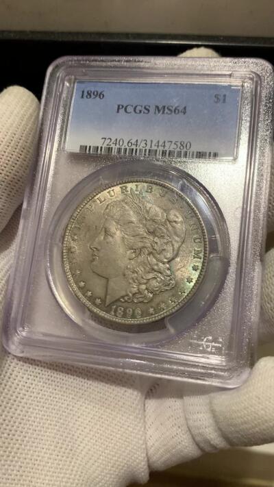 《竞宝斋》第279场- 周日，周一 ，周二3场连拍 （全场包邮） PCGS MS64 美国1896年摩根银币 原汁原味双面五彩老包浆，包浆醇厚浓郁，打制精美，状态极佳，PC老盒严评无官网图。