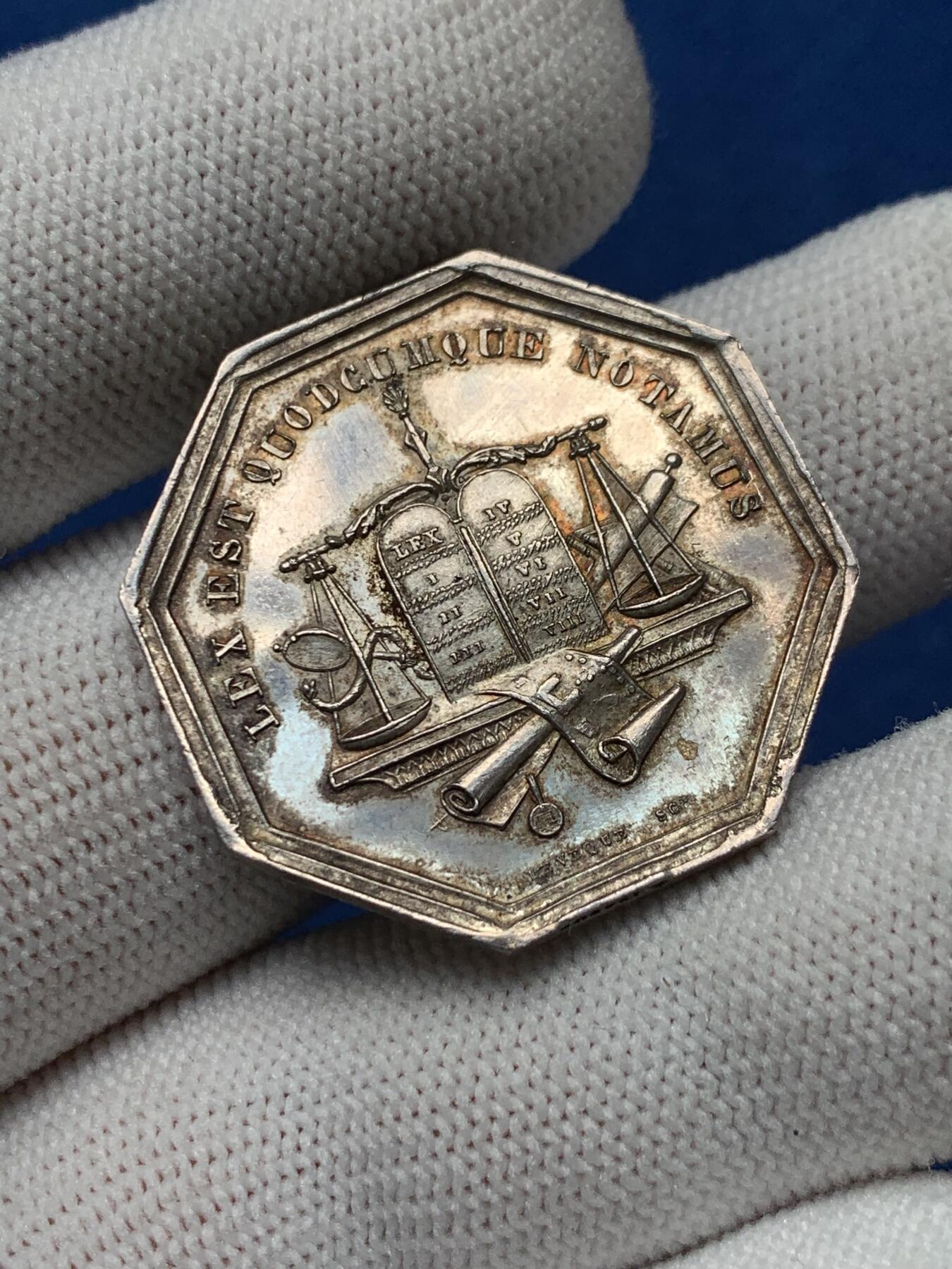 《竞宝斋》第281场- 周日，周一 ，周二3场连拍 （全场包邮） 法国 1860-1879年 曼特斯区 公证人 塞纳河和瓦兹 八角银质代币 12.4g 31.2mm 蜜蜂边铭银标 五彩AU+ 