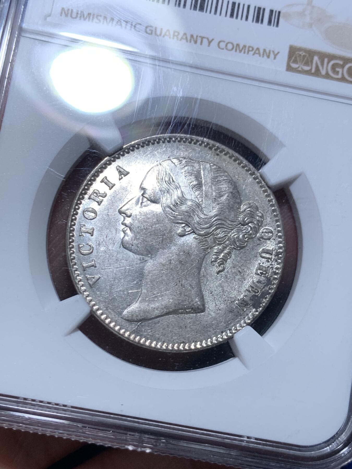 《竞宝斋》第279场- 周日，周一 ，周二3场连拍 （全场包邮） NGC MS62 英属印度1840年维多利亚双辫版1卢比银币