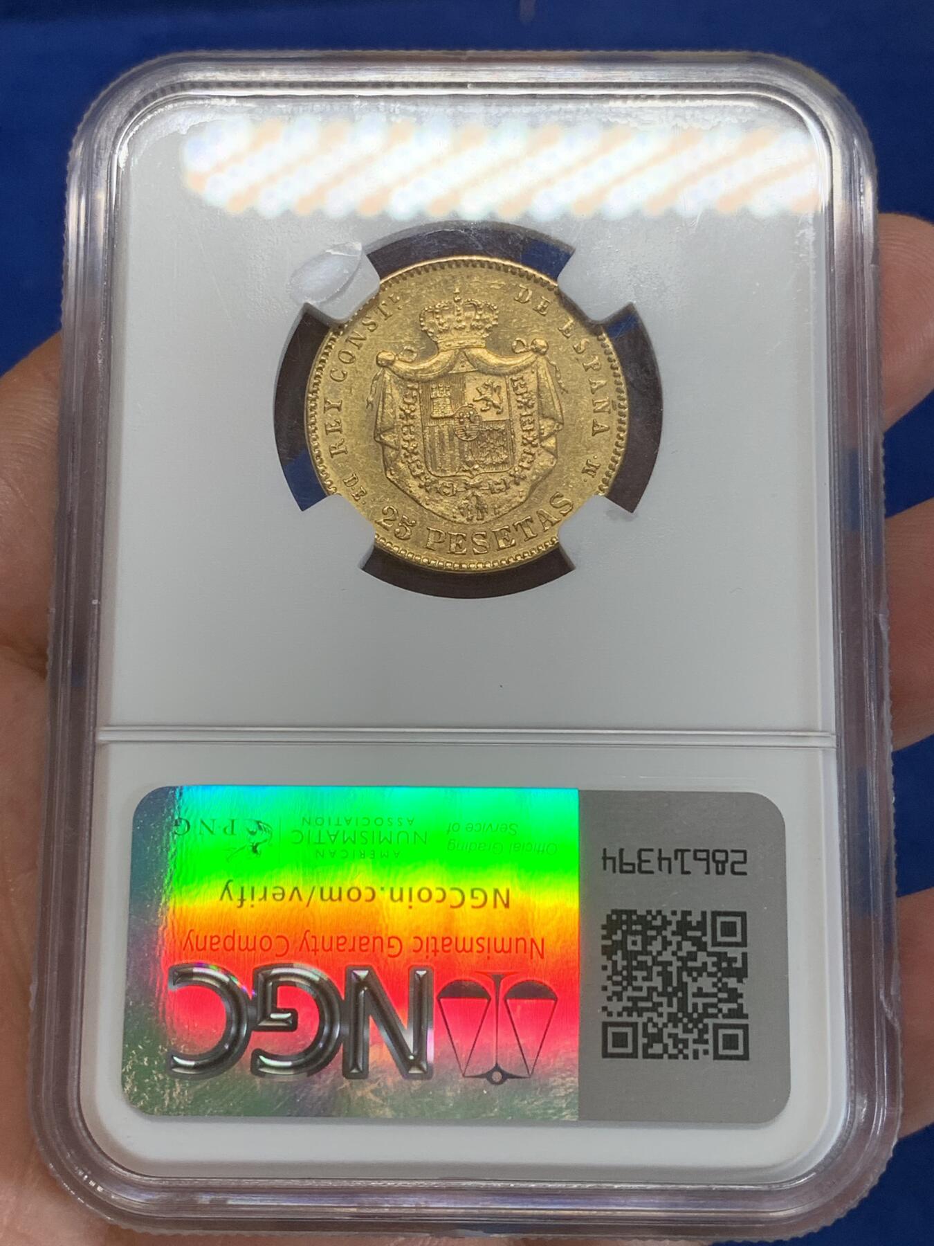 《竞宝斋》第279场- 周日，周一 ，周二3场连拍 （全场包邮） NGC AU58 西班牙 1877年 阿方索十二世25比塞塔金币 8.07克 90%金 金光满溢，铸打深峻，人像肌理真实，状态姣好。阿方索十二世是波旁王朝的西班牙国王（1874年-1885年在位），出生于马德里，是西班牙女王伊丽莎贝二世之子
