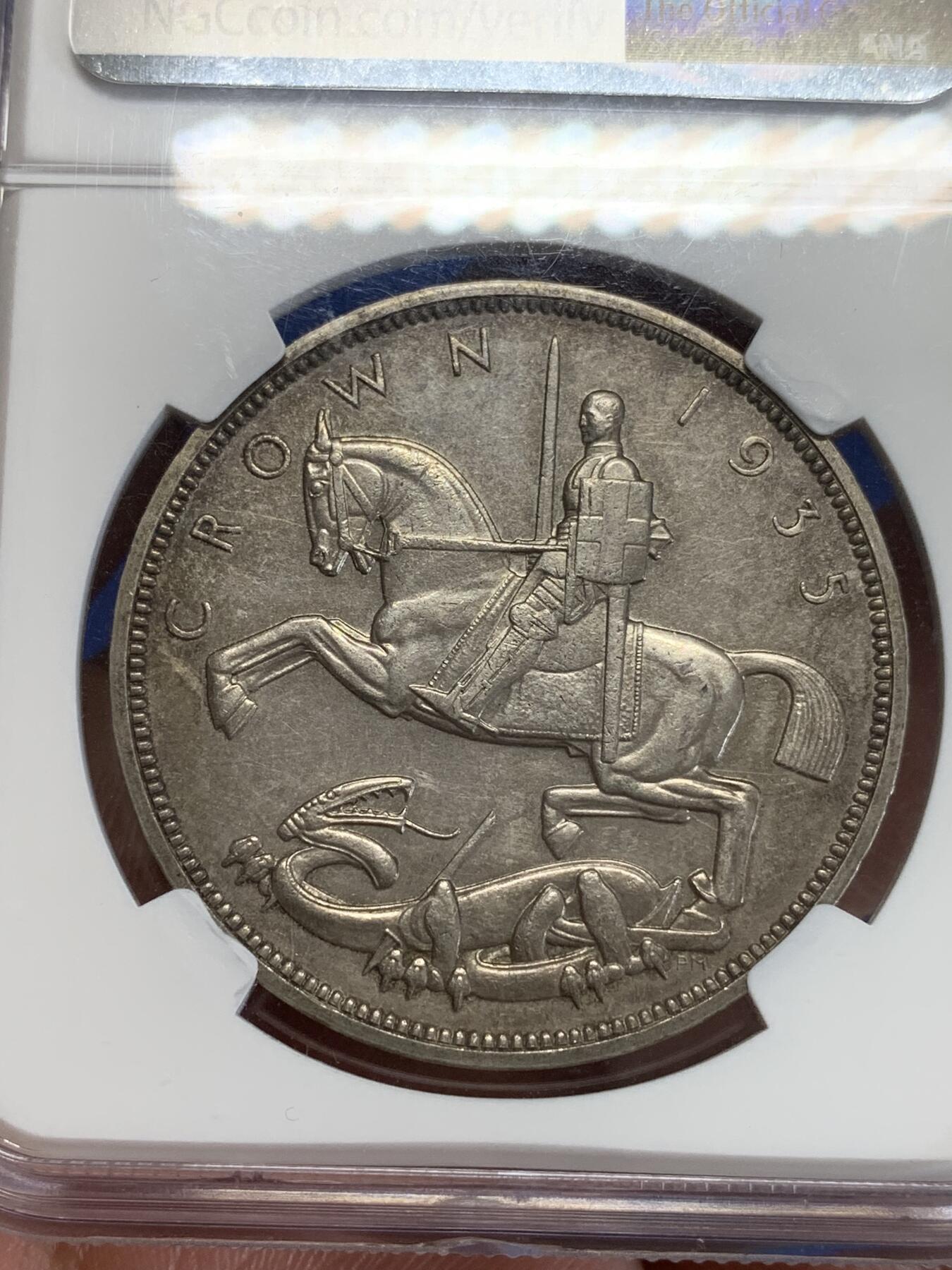 《竞宝斋》第279场- 周日，周一 ，周二3场连拍 （全场包邮） NGC SP61 英国1935年乔治五世1克朗木马剑银币 初期精打 图案精美，原汁原味老包浆，包浆醇厚，打制精美，略为低评。