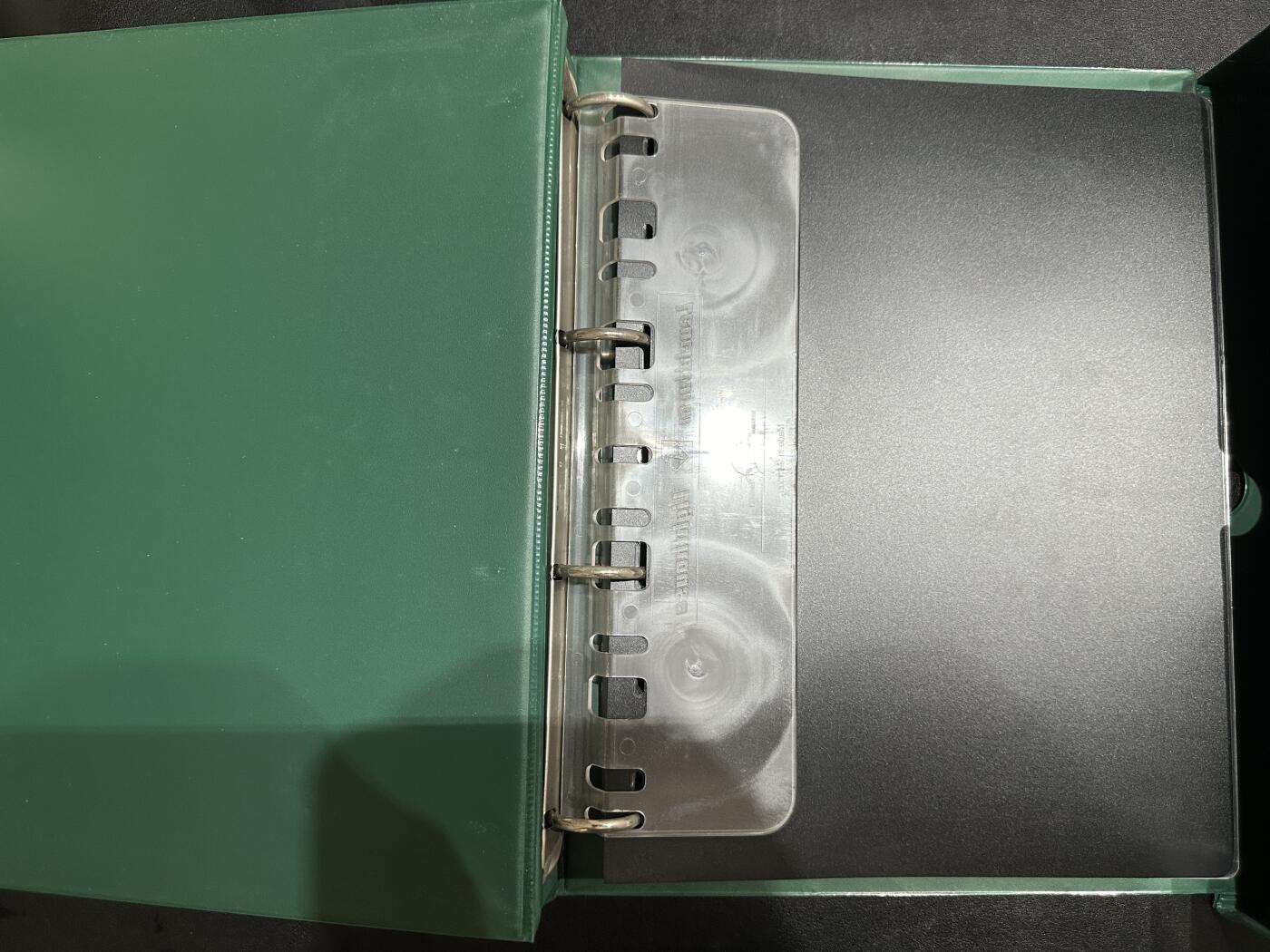 《外钞收藏家》第三百八十一期（美洲小专场） 德国绿色灯塔收藏册1本，带3格+黑色分隔页（28页+29页），二手，大部分内页全新