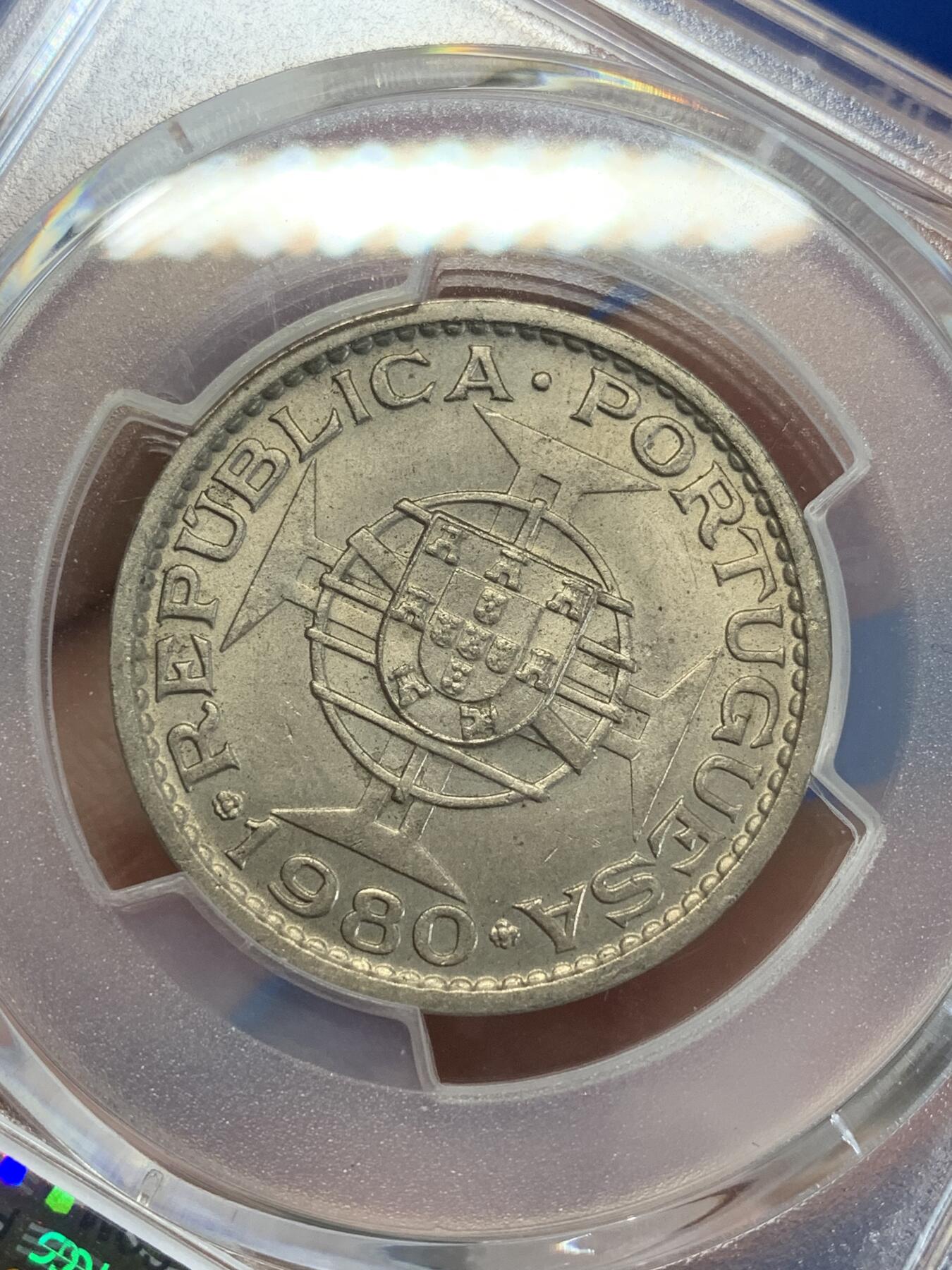 《竞宝斋》第279场- 周日，周一 ，周二3场连拍 （全场包邮） PCGS MS65 1980澳门一圆 特年  发行量极少 市面上基本很难看到 即使有也是普品 属于经典的镍币比银币贵的品种 高分少见 这枚有点淡淡的包浆 很有厚重感