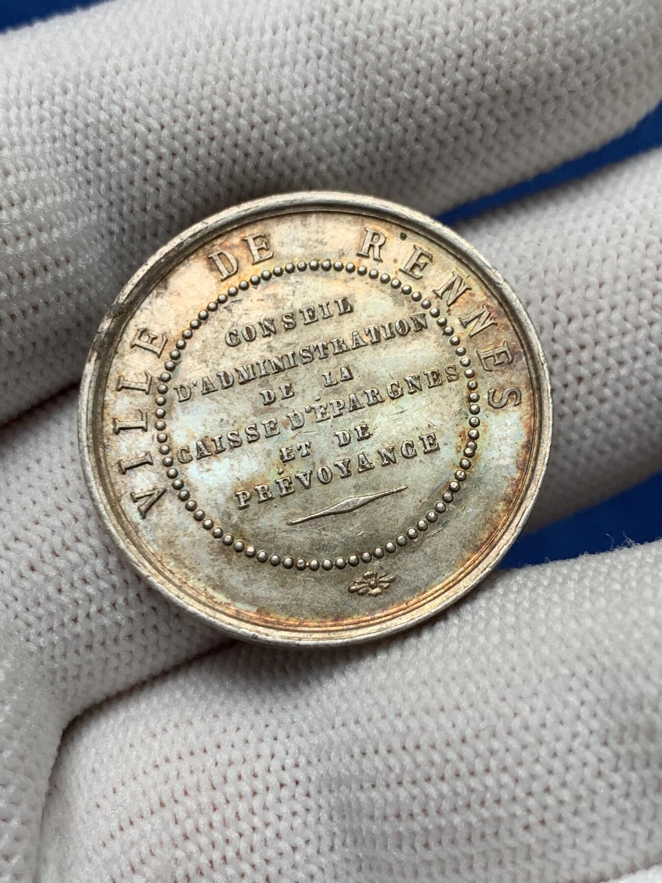 《竞宝斋》第281场- 周日，周一 ，周二3场连拍 （全场包邮） 法国1890-1900年雷恩储蓄银行圆形银质代币 27.8mm 9.9克  丰饶角边铭+银标 五彩包浆 工艺精美 