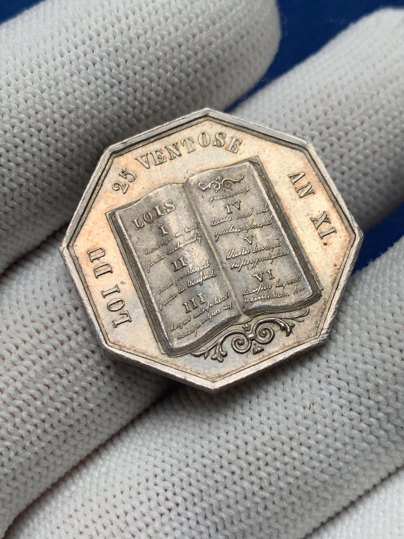 《竞宝斋》第281场- 周日，周一 ，周二3场连拍 （全场包邮） 法国 1860-1879年 公证人 八角银质代币 对角27.2mm 9.7g 蜜蜂边铭银标 五彩好品 精致却不失细节 高点俱在