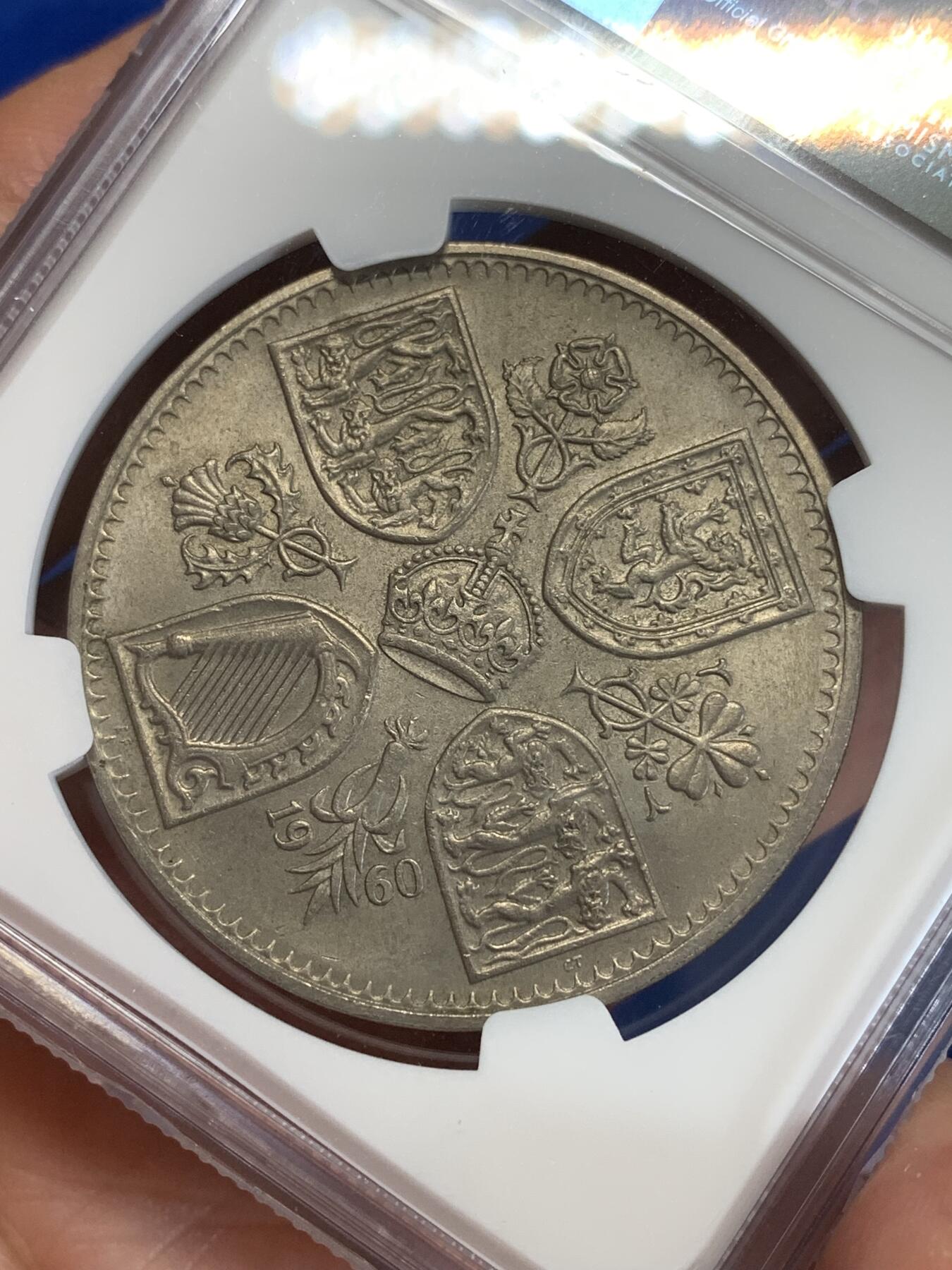 《竞宝斋》第279场- 周日，周一 ，周二3场连拍 （全场包邮） NGC MS64 1960年英国伊丽莎白二世克朗 年轻头像和盾徽组合 原味状态 不太好找了