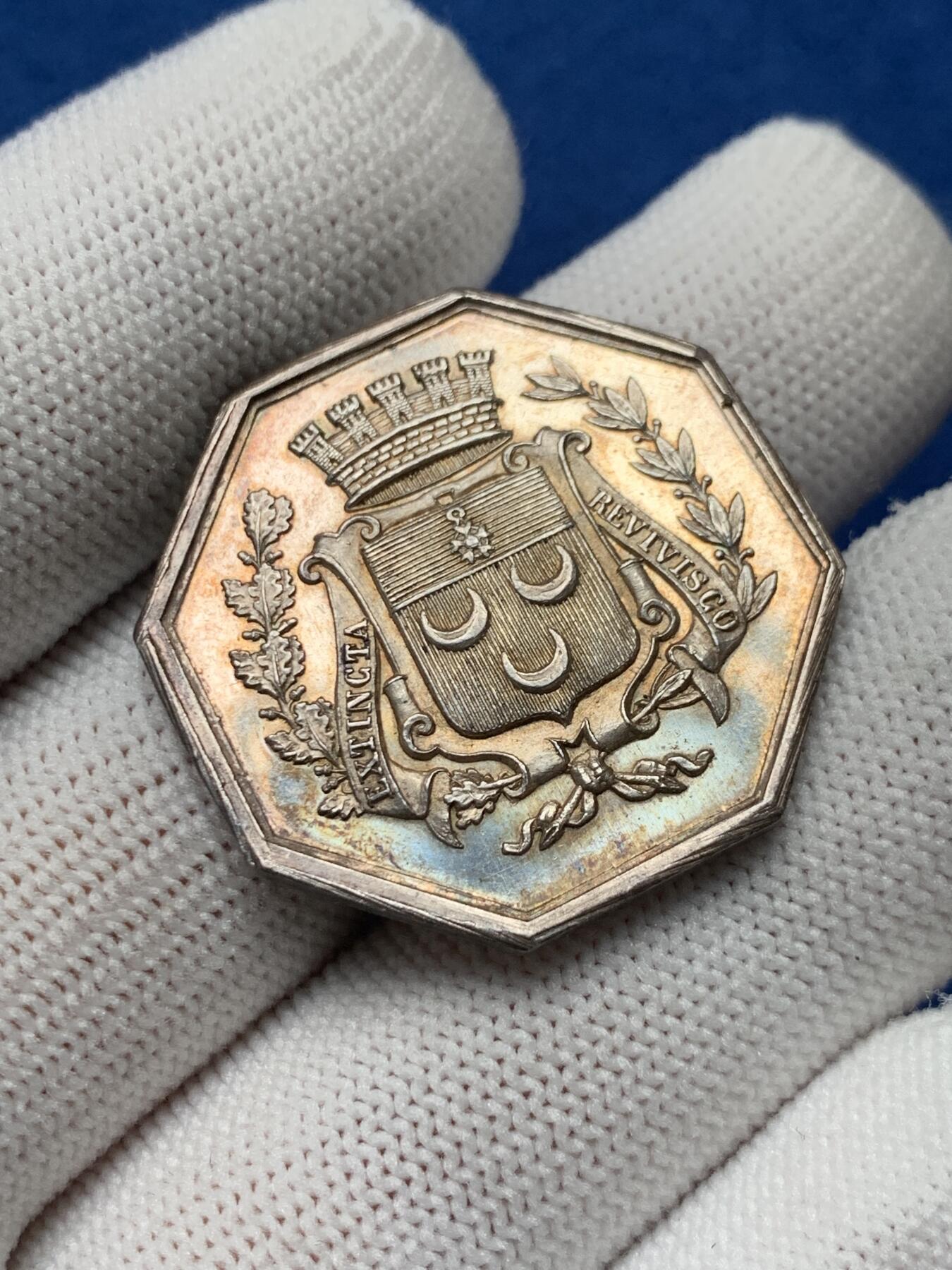 《竞宝斋》第281场- 周日，周一 ，周二3场连拍 （全场包邮） 法国 公证人 八角银质代币 12.35g 30.3mm 丰饶角银标