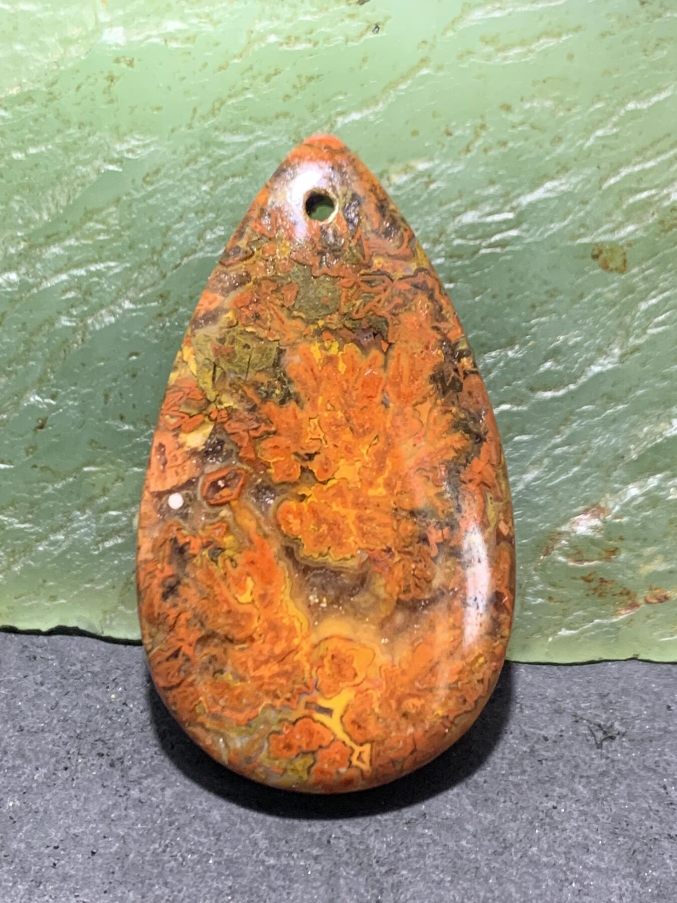 精美亚光草花纹战国红玛瑙手工雕刻荷花吊坠一个，