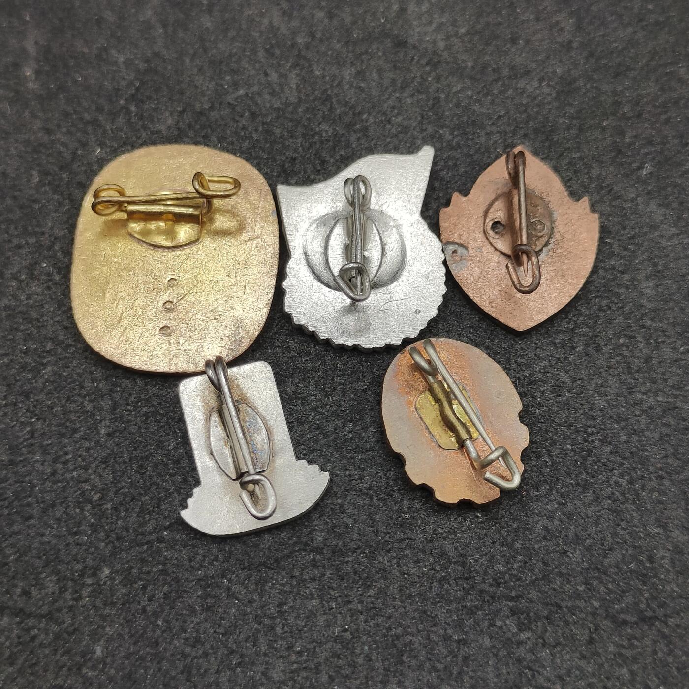 全场0元起拍 第166期 咸鱼国勋章拍卖专场 6月19日（周三）下午6：00开始 东德徽章一组五个