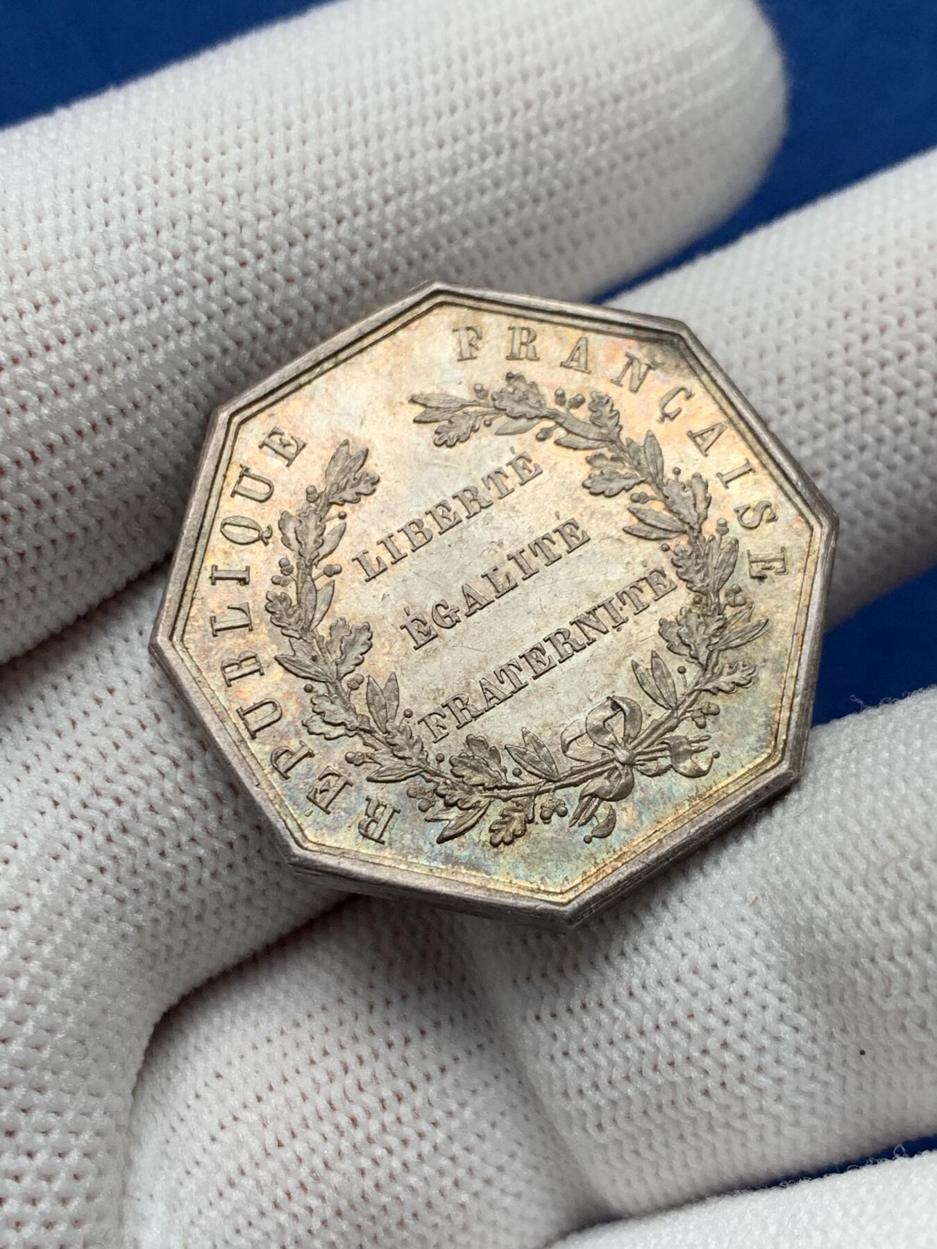 《竞宝斋》第281场- 周日，周一 ，周二3场连拍 （全场包邮） 法国法警社区八角银质代币 30.1mm 14.1g 丰饶角银标 未流通品相 法典上字母清晰 淡淡包浆