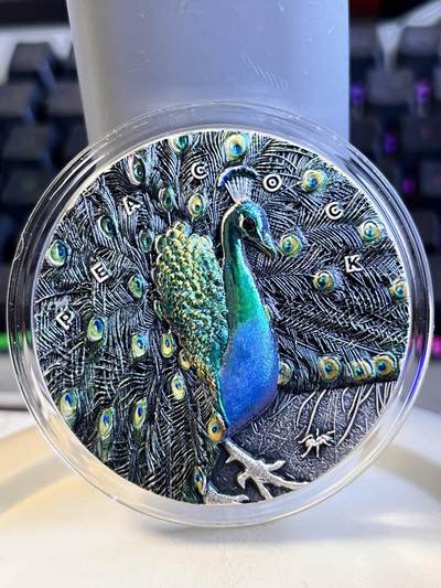 【海寕潮】拍卖第115期 - 【海寧潮】纽埃2023年神奇动物系列2孔雀3盎司彩色珐琅银币，999银，发行量422枚