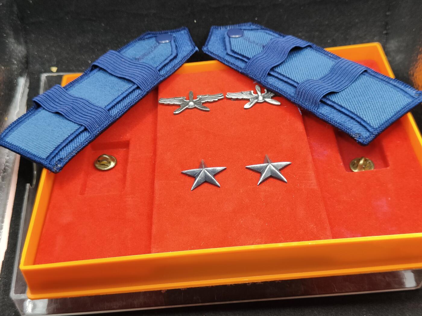 全场0元起拍 第166期 咸鱼国勋章拍卖专场 6月19日（周三）下午6：00开始 早期 官星制 空军少将 荣升肩章领章礼盒全套