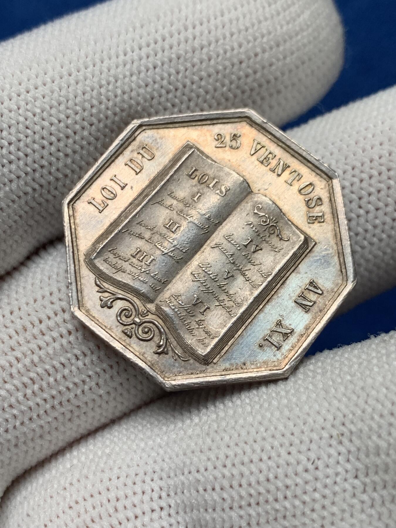 《竞宝斋》第281场- 周日，周一 ，周二3场连拍 （全场包邮） 法国 1860-1879年 公证人 八角银质代币 对角27.2mm 9.7g 蜜蜂边铭银标 五彩好品 精致却不失细节 高点俱在