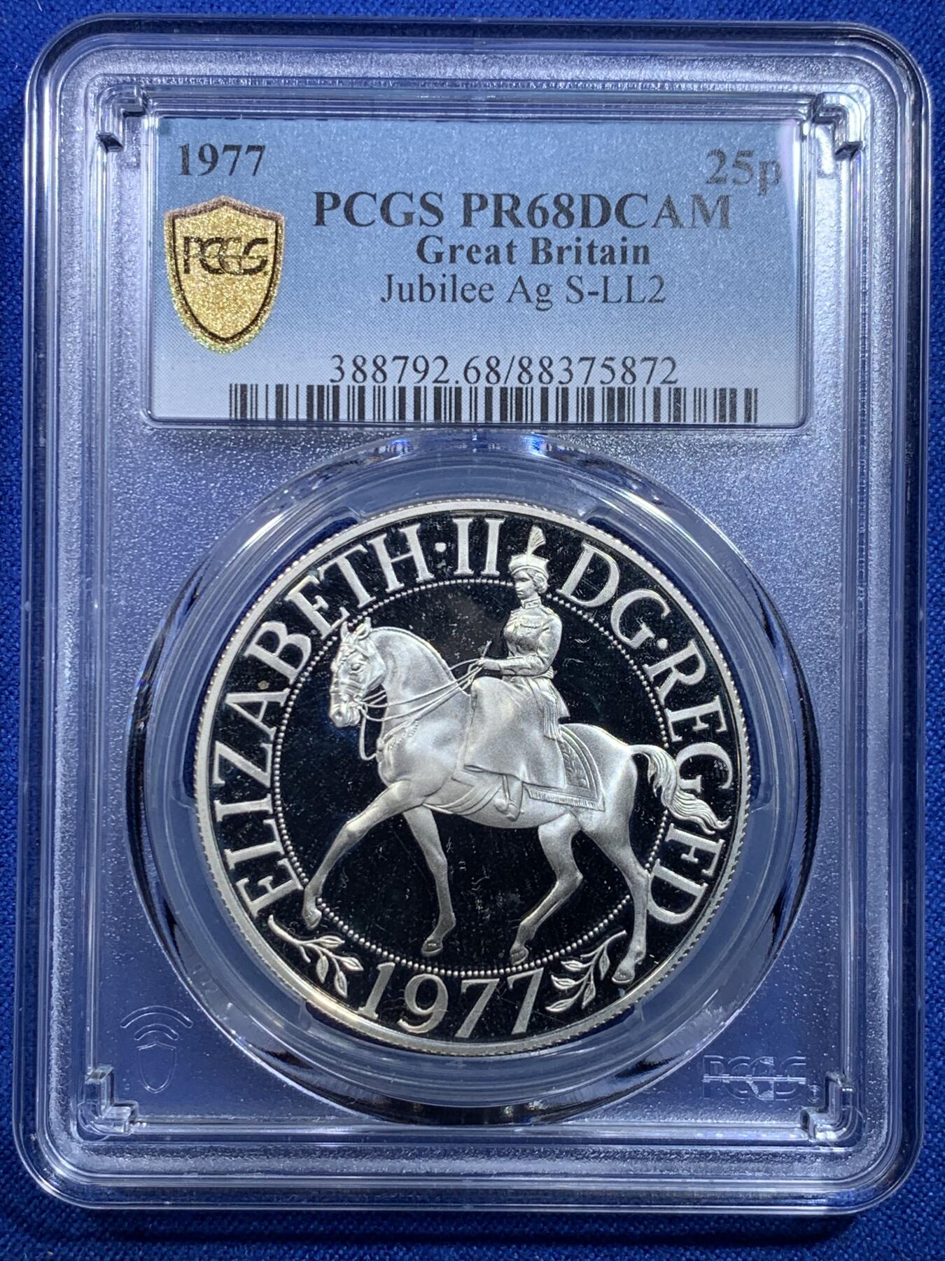 《竞宝斋》第279场- 周日，周一 ，周二3场连拍 （全场包邮） PCGS PR68DCAM 英国1977年女王登基25周年纪念精制克朗大银币 经典的骑马女王 底板完美 状态非常出色 P盒高分难得