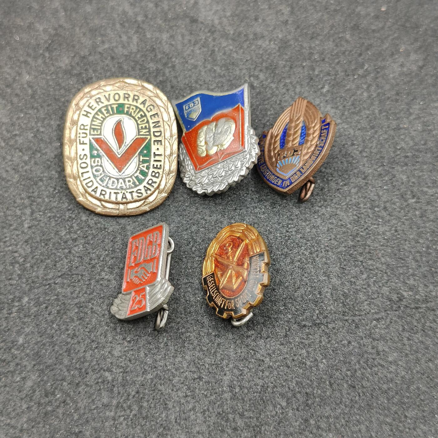 全场0元起拍 第166期 咸鱼国勋章拍卖专场 6月19日（周三）下午6：00开始 东德徽章一组五个