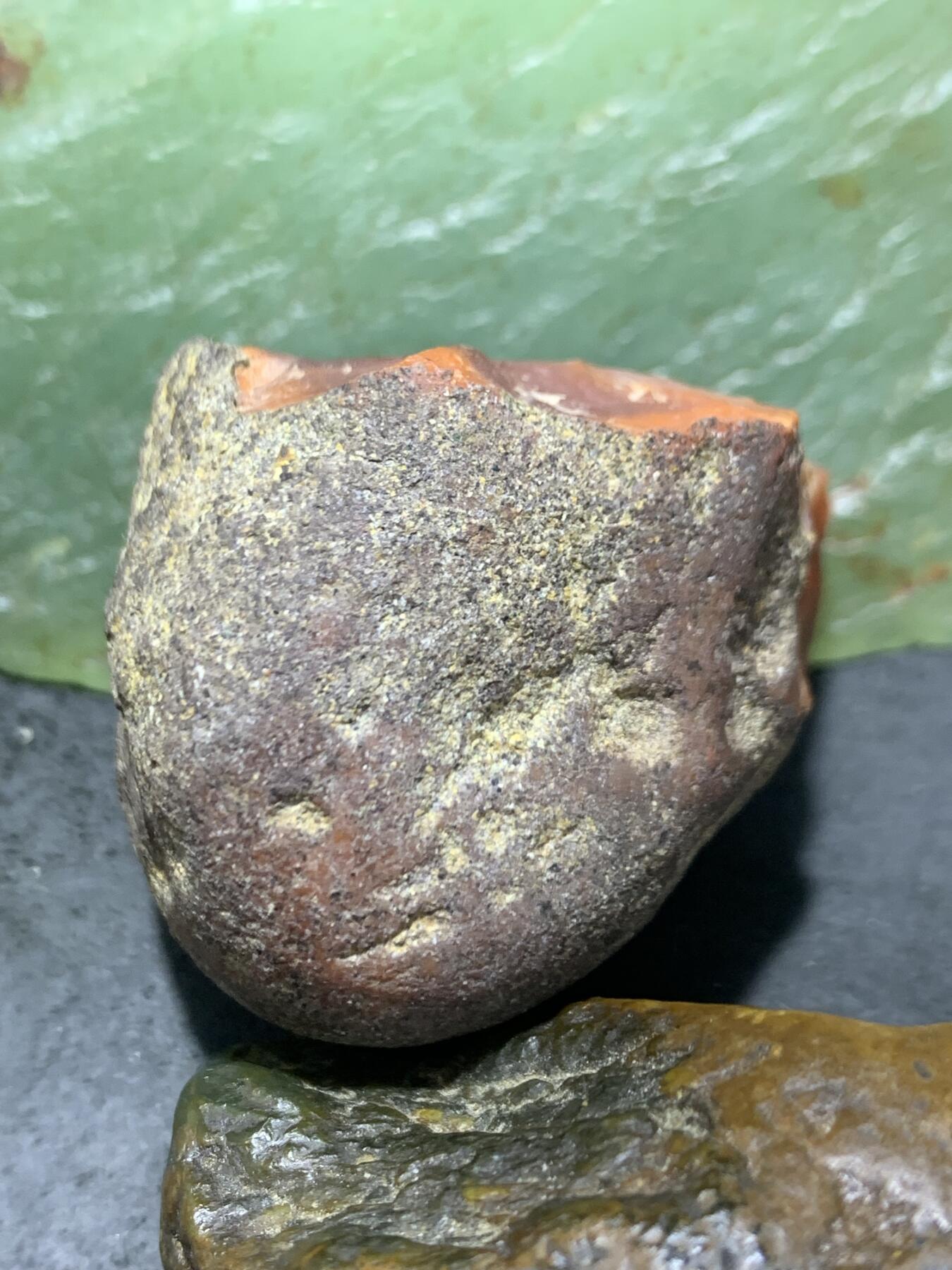 精美铁皮荔枝冻飘红原皮大开窗料南红玛瑙原石一颗，