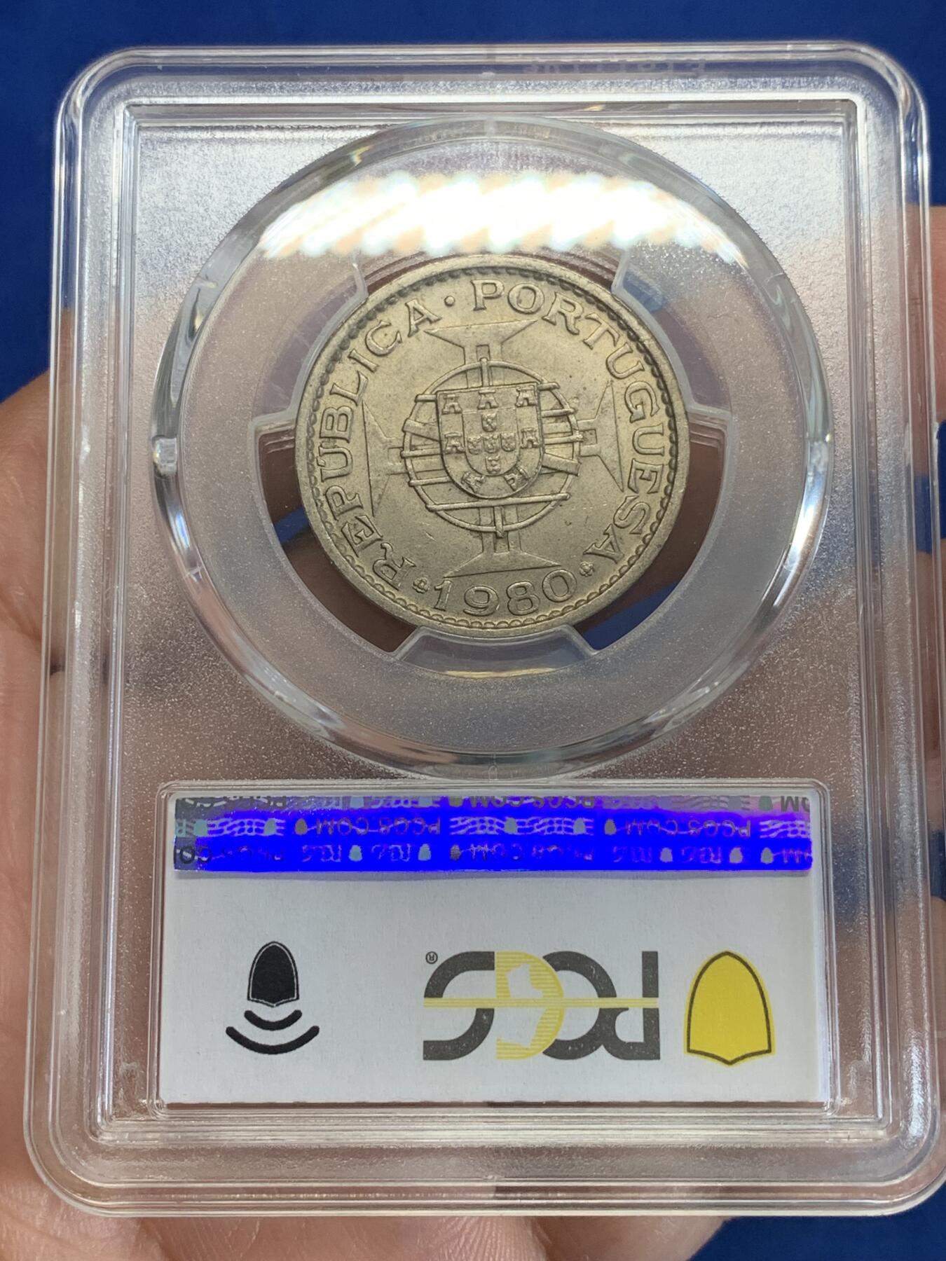 《竞宝斋》第279场- 周日，周一 ，周二3场连拍 （全场包邮） PCGS MS65 1980澳门一圆 特年  发行量极少 市面上基本很难看到 即使有也是普品 属于经典的镍币比银币贵的品种 高分少见 这枚有点淡淡的包浆 很有厚重感