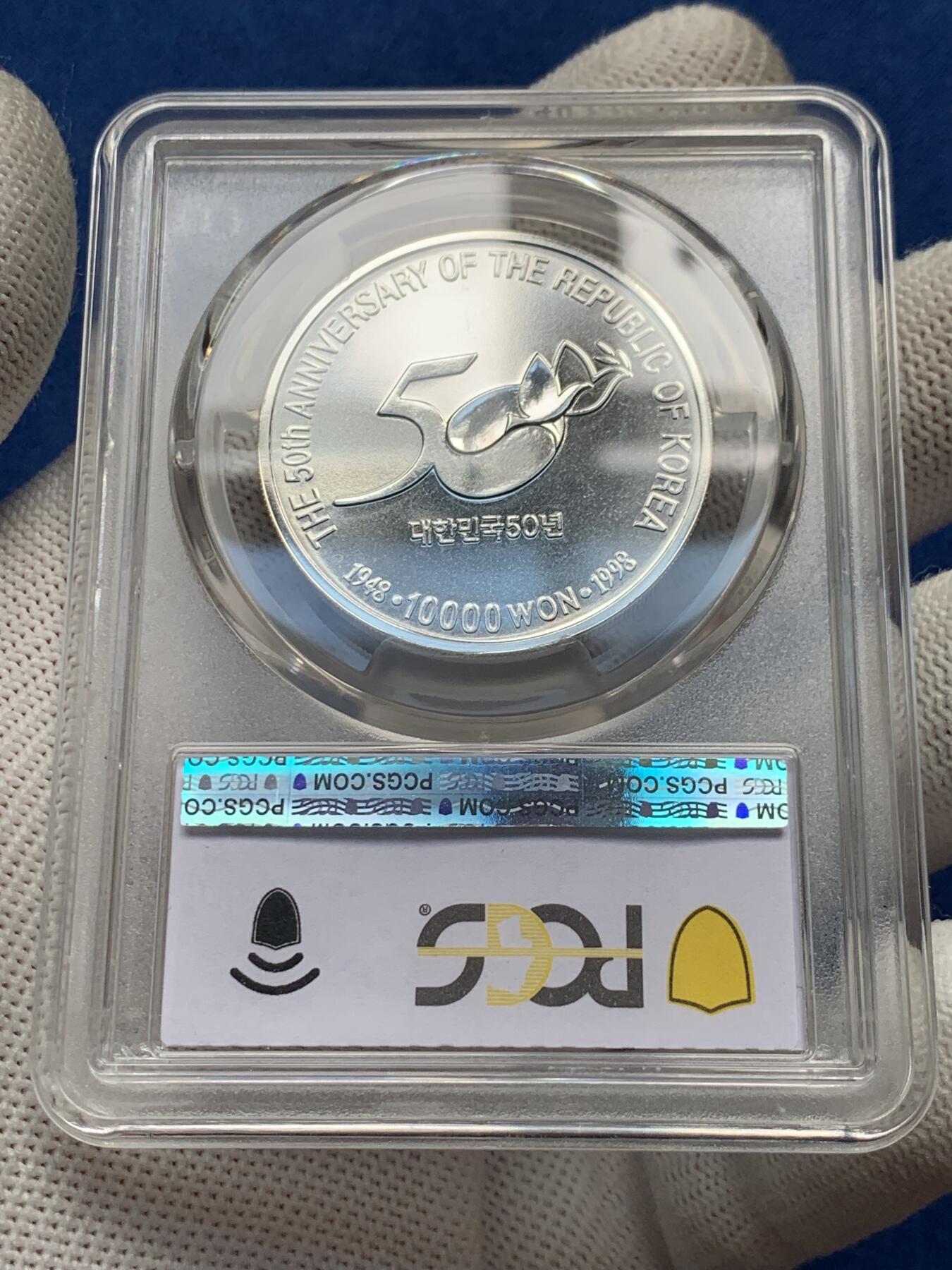 《竞宝斋》第279场- 周日，周一 ，周二3场连拍 （全场包邮） PCGS MS69 少见韩国银币 附带原包装和证书 1998韩国10000韩元 建国50周年纪念银币 中间有珐琅彩 有点致敬朝鲜大东珐琅的意味 这一枚是P盒唯一冠军分 珐琅彩很难保存 工艺非常好 币面极干净