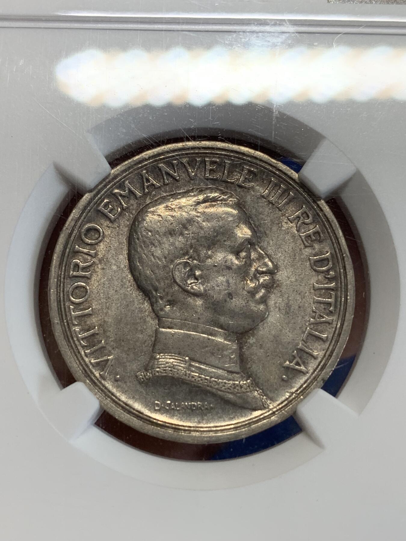 《竞宝斋》第279场- 周日，周一 ，周二3场连拍 （全场包邮） NGC AU53 意大利1916年2里拉银币 该枚银币正面是意大利国王维克托伊曼纽尔三世，背面是经典四架马车，意大利除了打仗不行，艺术造诣极高，本币雕刻师L.G.george正是大名鼎鼎宣三大清银币的雕刻师。本币上海ngc有低评嫌疑，深打有转光，特别是背面，高点俱佳，女神胸甲/盾纹清晰可见。5里拉价格已经破万，最近大热品种，低价可拥有，性价比高。
