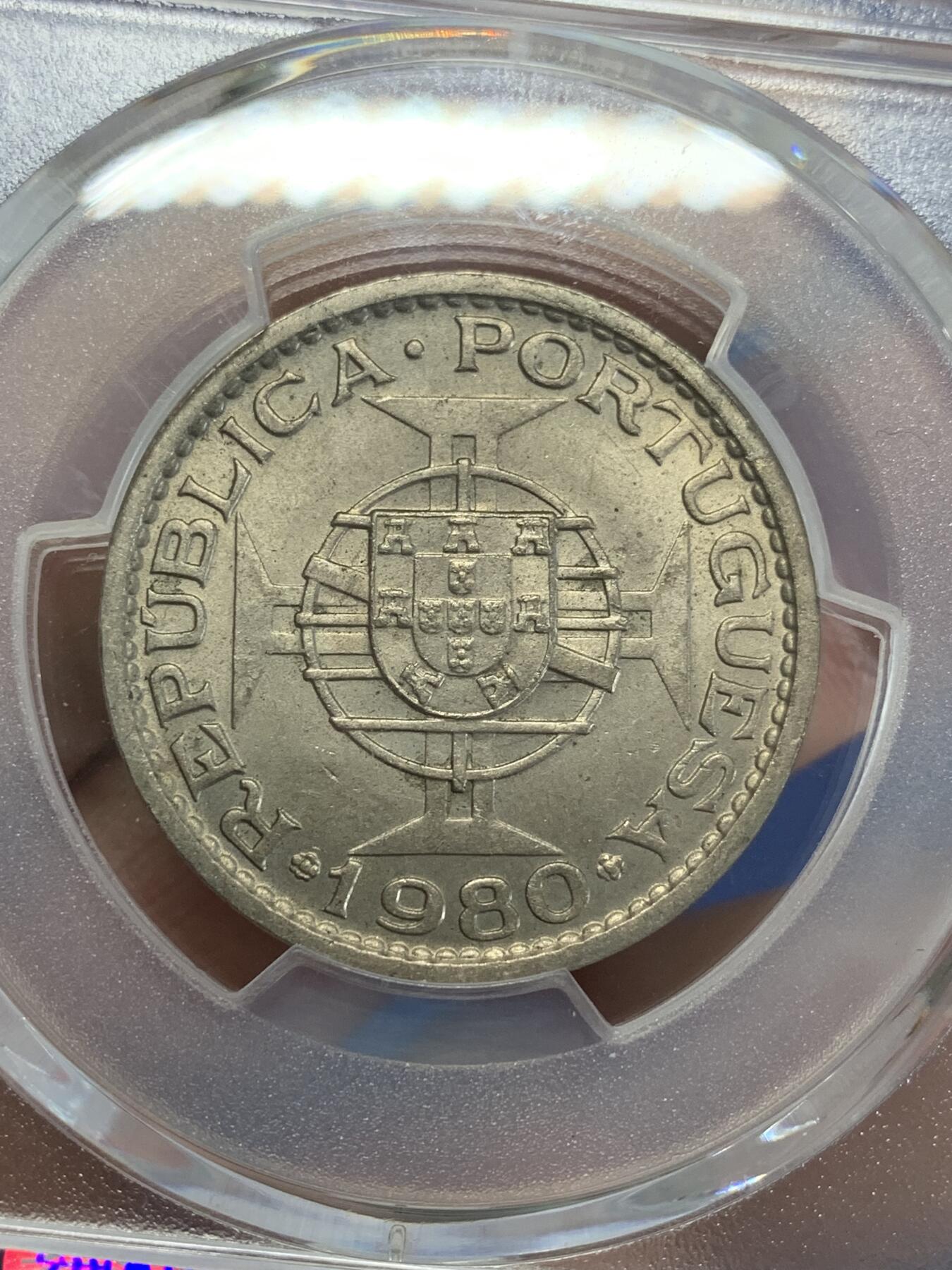 《竞宝斋》第279场- 周日，周一 ，周二3场连拍 （全场包邮） PCGS MS65 1980澳门一圆 特年  发行量极少 市面上基本很难看到 即使有也是普品 属于经典的镍币比银币贵的品种 高分少见 这枚有点淡淡的包浆 很有厚重感