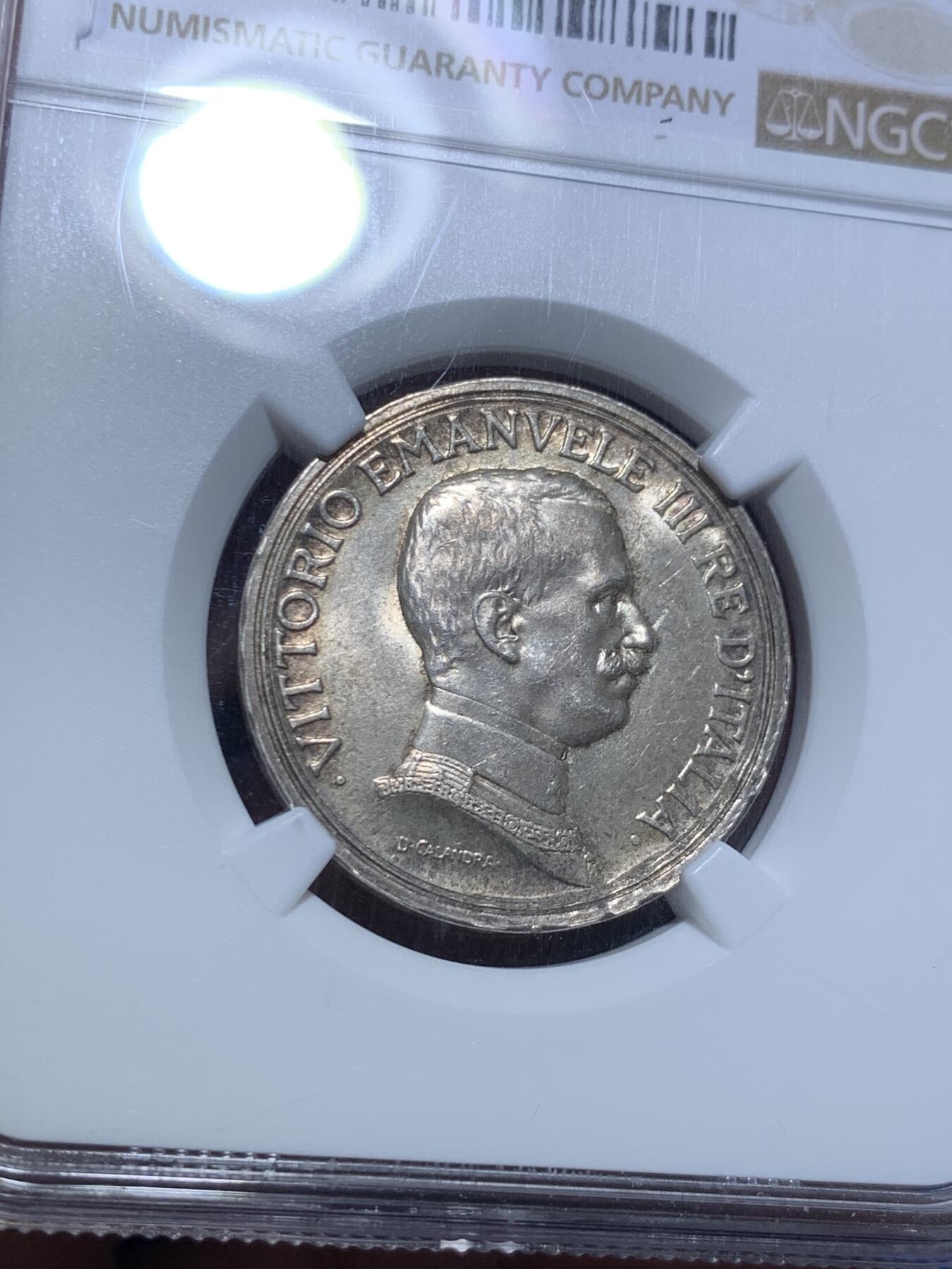 《竞宝斋》第279场- 周日，周一 ，周二3场连拍 （全场包邮） NGC MS64 意大利1915年2里拉马车银币 特年 略有铸造卷边 新古典主义佳品 VEIII时期经典品种