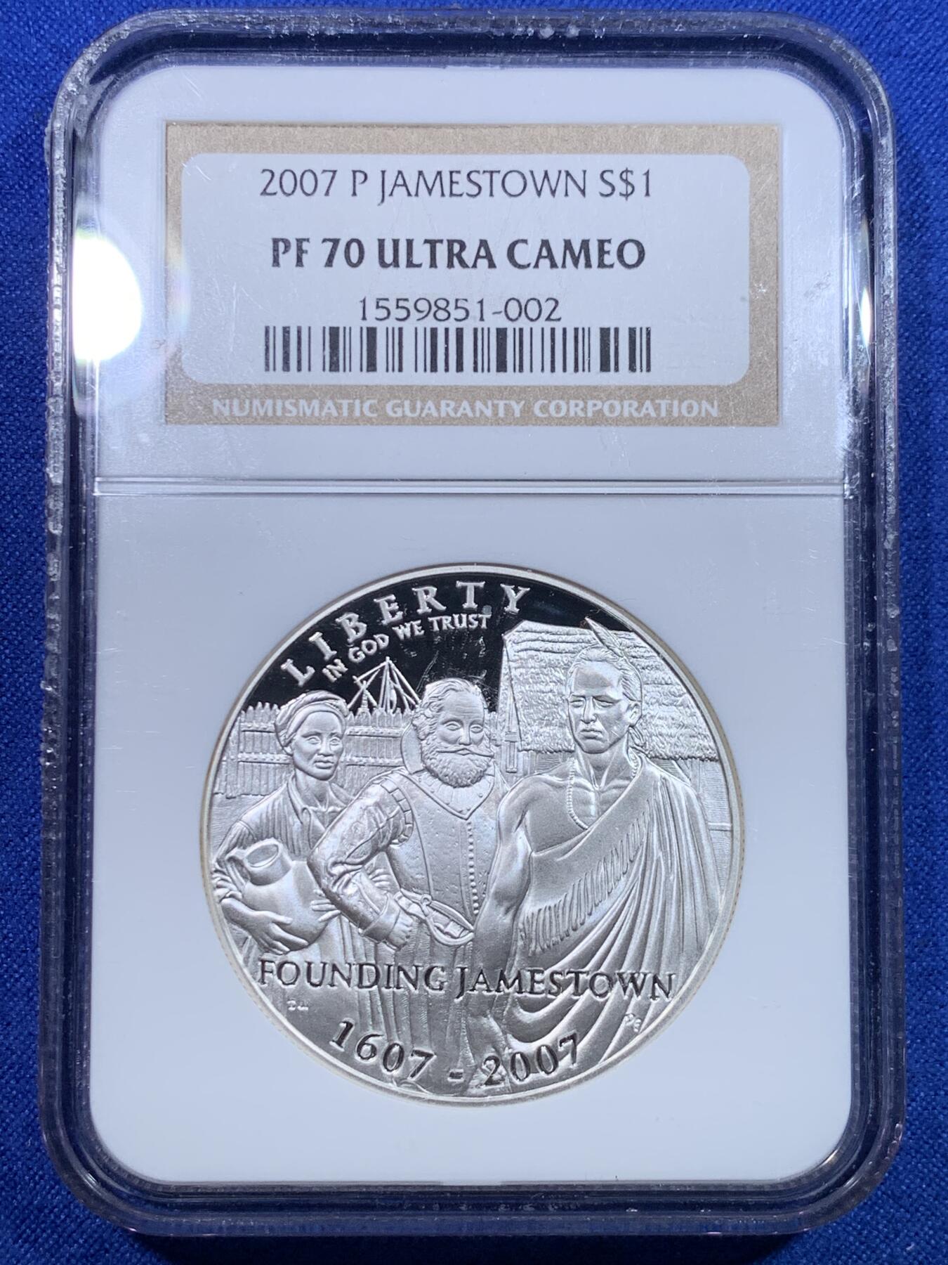 《竞宝斋》第279场- 周日，周一 ，周二3场连拍 （全场包邮） NGC PF70UC 美国2007年詹姆斯敦建城400周年1美元纪念银币 2009年获克劳斯世界硬币大赛最佳历史意义币大奖，PROOF精制币，顶级最高分，N盒严评老盒无官网图。