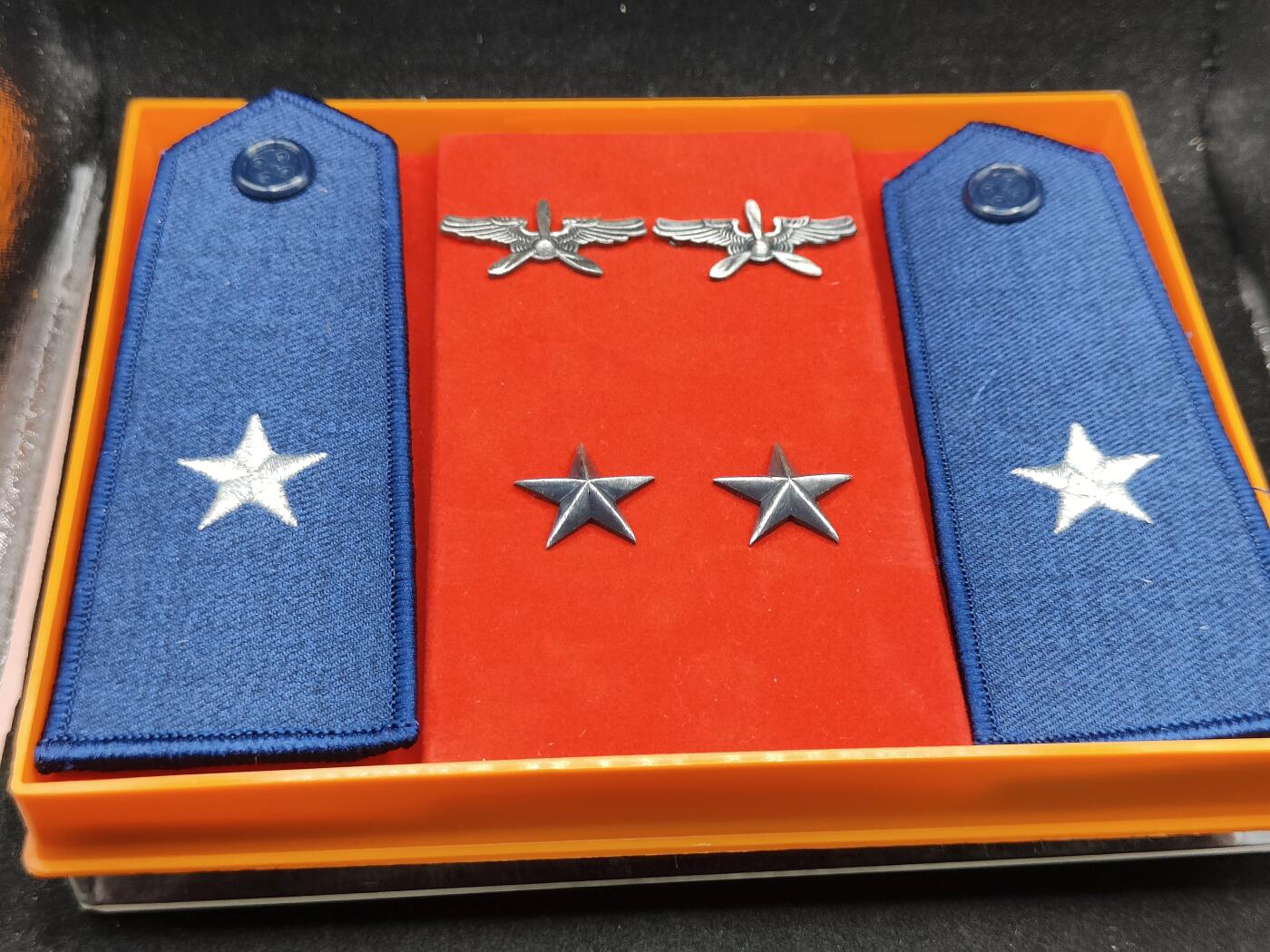 全场0元起拍 第166期 咸鱼国勋章拍卖专场 6月19日（周三）下午6：00开始 早期 官星制 空军少将 荣升肩章领章礼盒全套