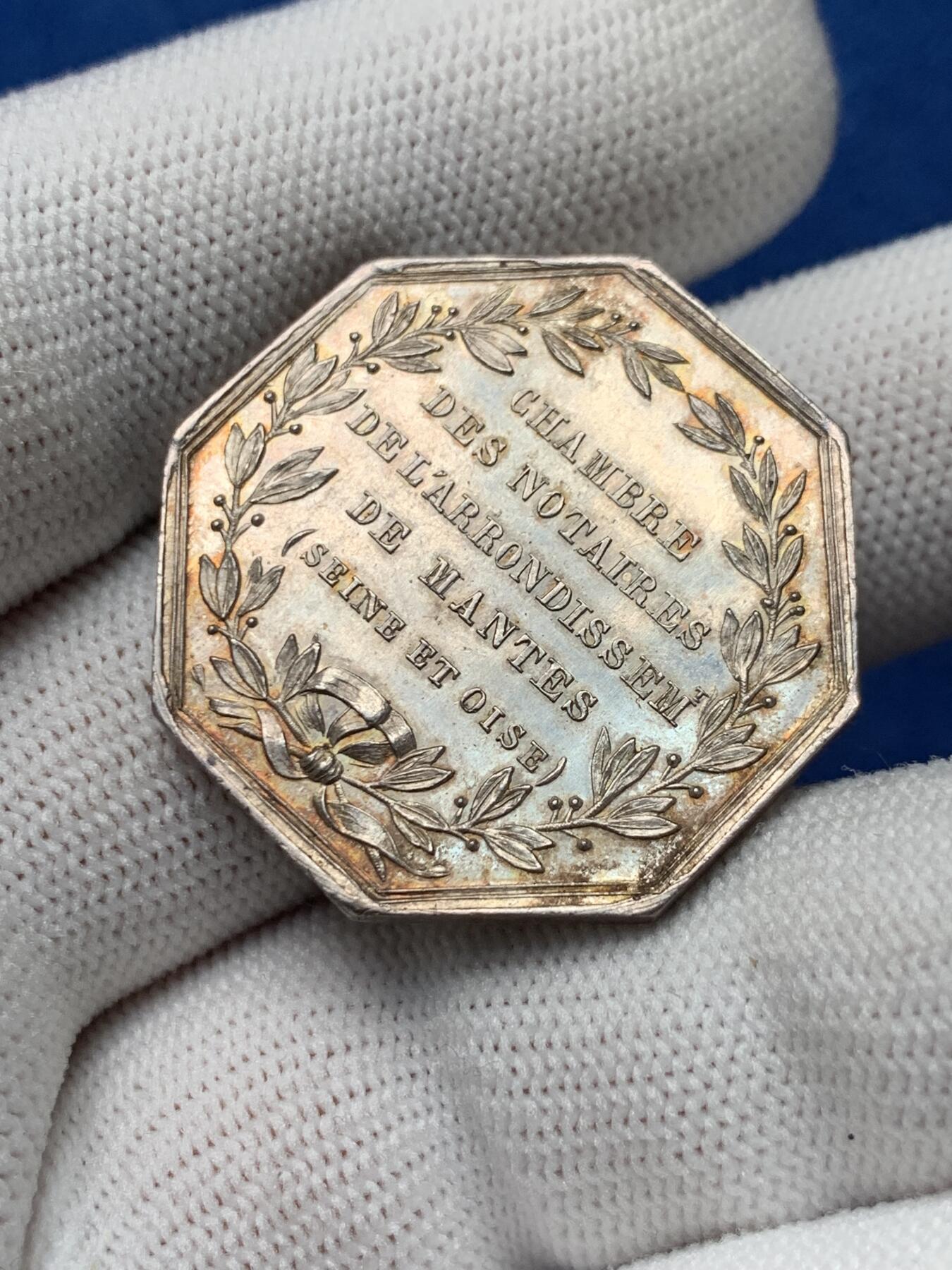 《竞宝斋》第281场- 周日，周一 ，周二3场连拍 （全场包邮） 法国 1860-1879年 曼特斯区 公证人 塞纳河和瓦兹 八角银质代币 12.4g 31.2mm 蜜蜂边铭银标 五彩AU+ 