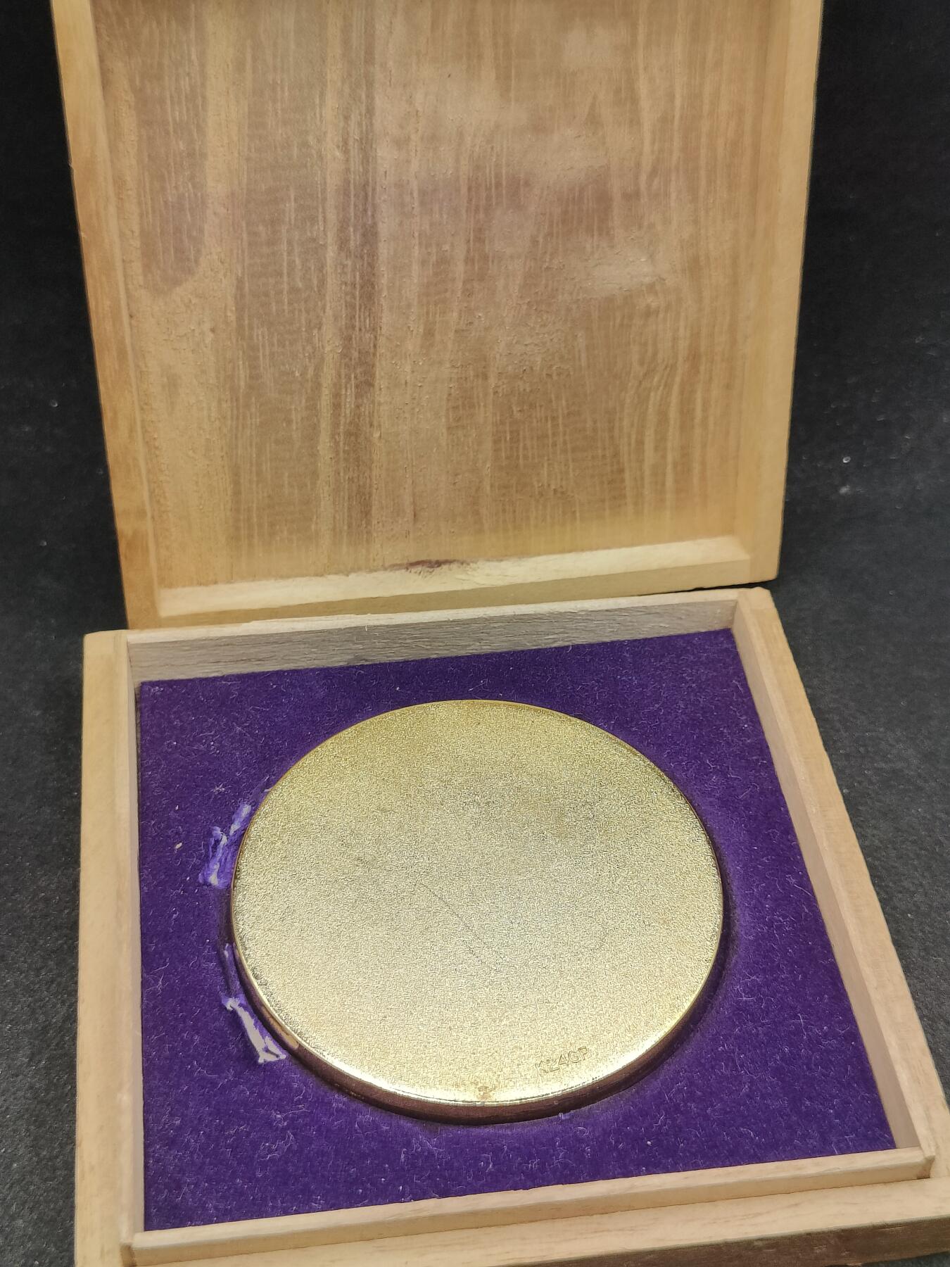 全场0元起拍 第166期 咸鱼国勋章拍卖专场 6月19日（周三）下午6：00开始 日本冲绳海洋博览会纪念文镇 24k镀金