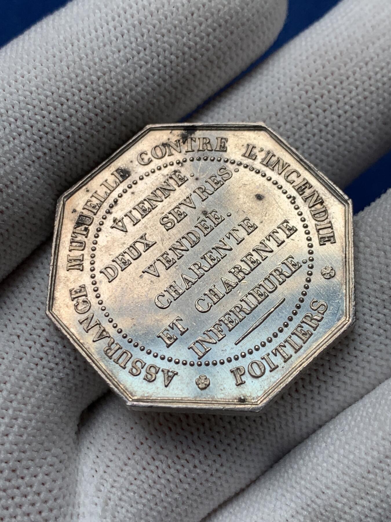 《竞宝斋》第281场- 周日，周一 ，周二3场连拍 （全场包邮） 法国19世纪里昂公证处八角银质代币 18.96g 34.9mm 蜜蜂边铭 