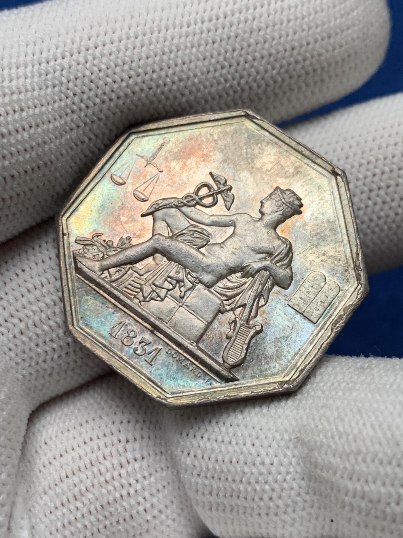 《竞宝斋》第281场- 周日，周一 ，周二3场连拍 （全场包邮） 法国1831政府委员八角银质代币 正面为商业之神 15.3g 30.9mm 手指边铭银标 MS五彩 