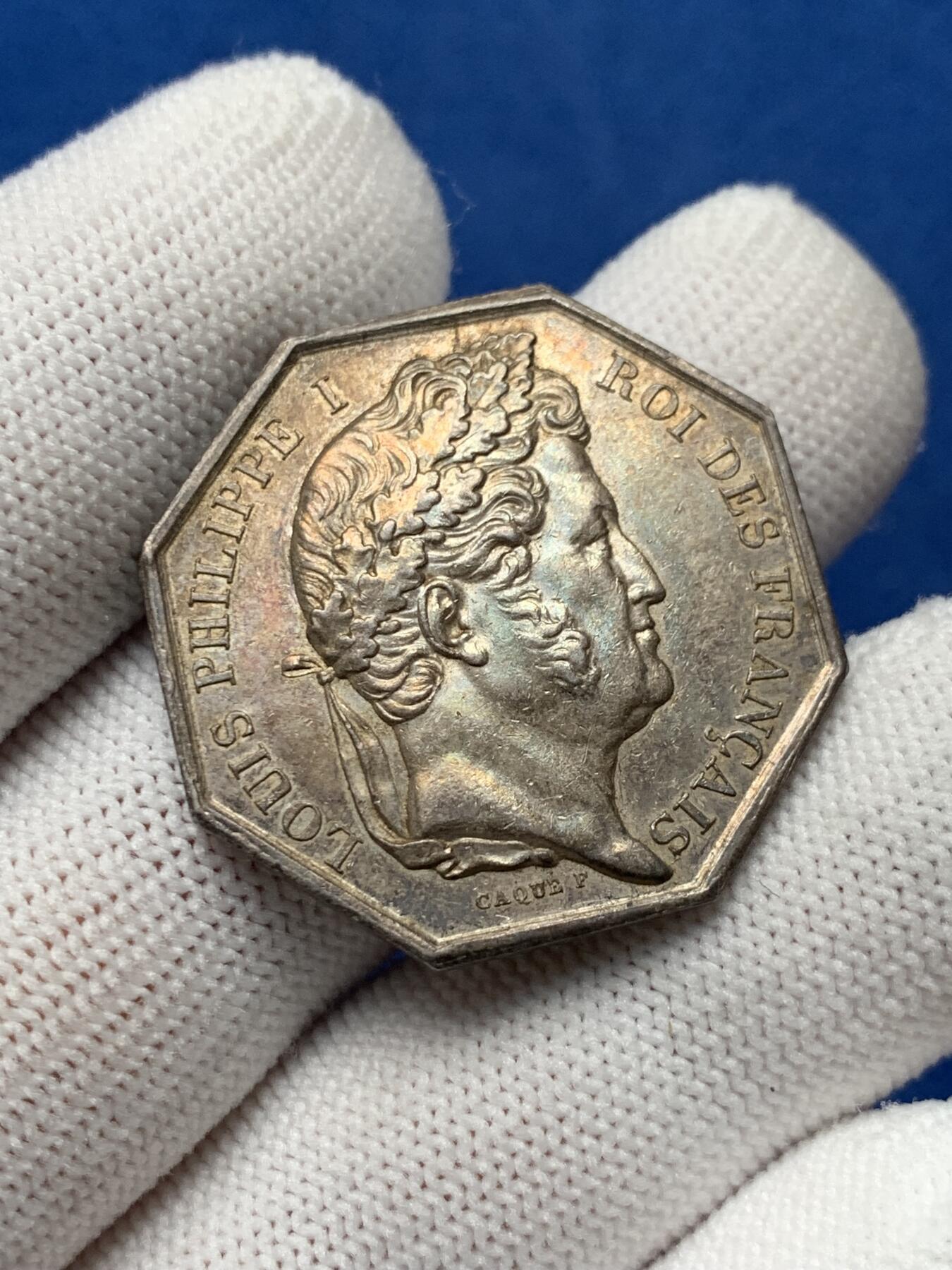 《竞宝斋》第281场- 周日，周一 ，周二3场连拍 （全场包邮） 法国 1832年 菲利普像 八角银质代币 11g 30.6mm 神灯边铭银标 双面深五彩 