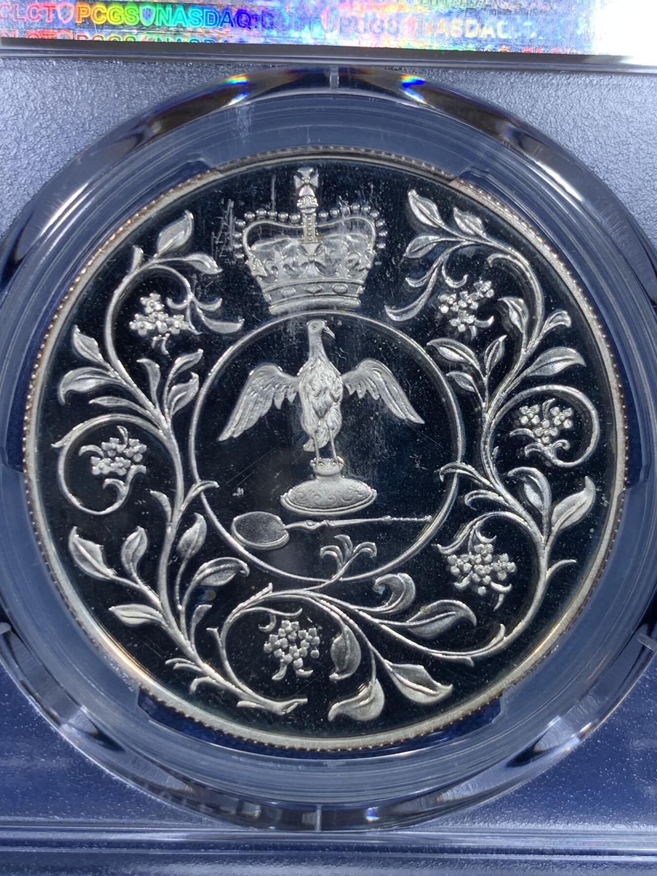 《竞宝斋》第279场- 周日，周一 ，周二3场连拍 （全场包邮） PCGS PR68DCAM 英国1977年女王登基25周年纪念精制克朗大银币 经典的骑马女王 底板完美 状态非常出色 P盒高分难得